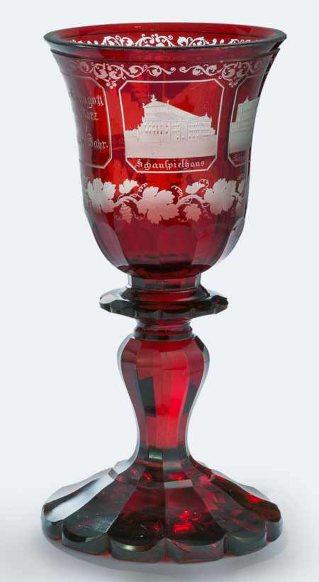 Großer Pokal mit Berliner Ansichten. Rot gebeiztes Glas. Fuß, Schaft und Kuppaansatz facettiert. Auf
