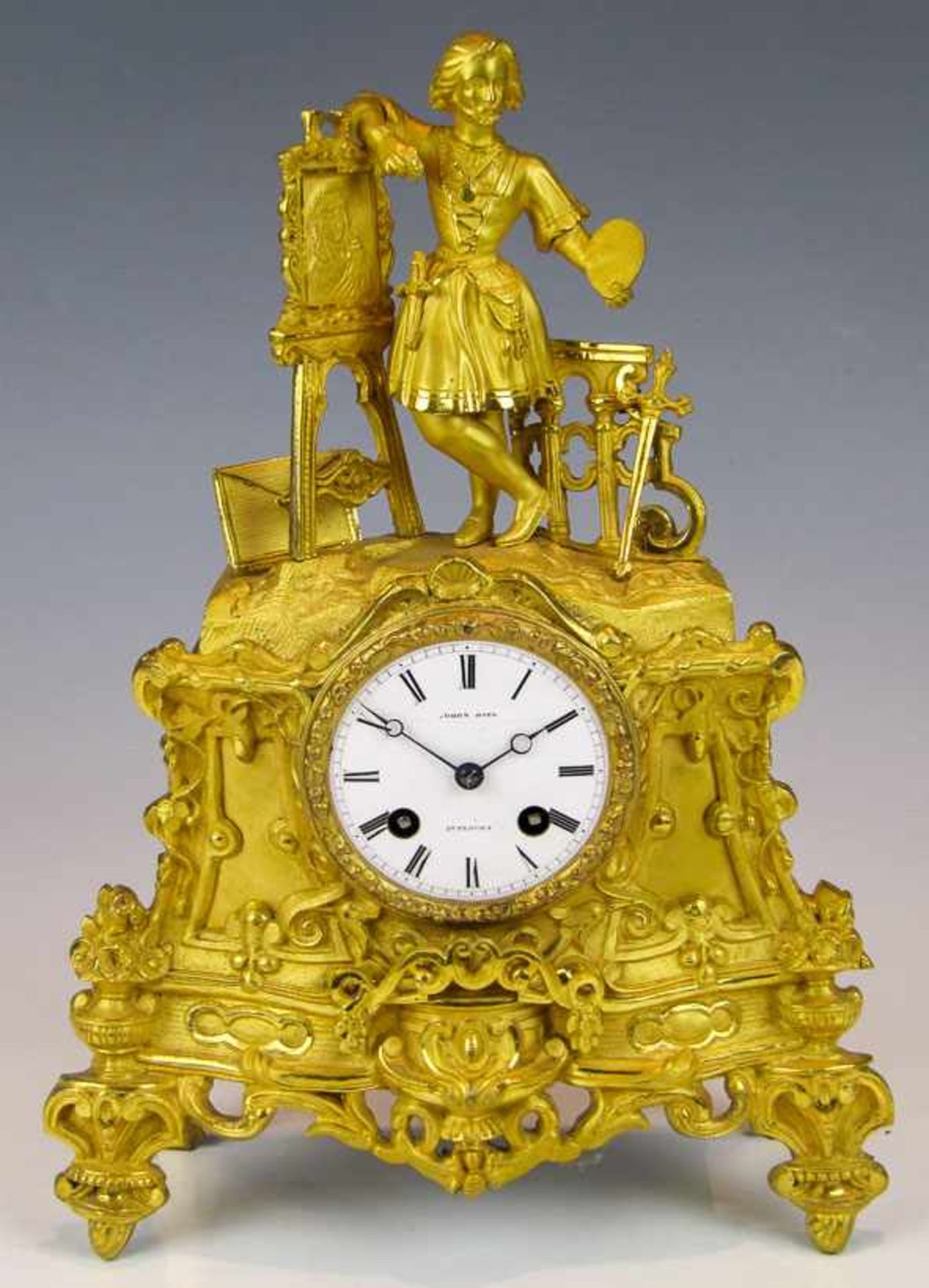 Louis-Philippe-Figurenuhr. Bronze, vergoldet. Hoher Rankensockel mit eingelassener Uhr. Darauf Figur