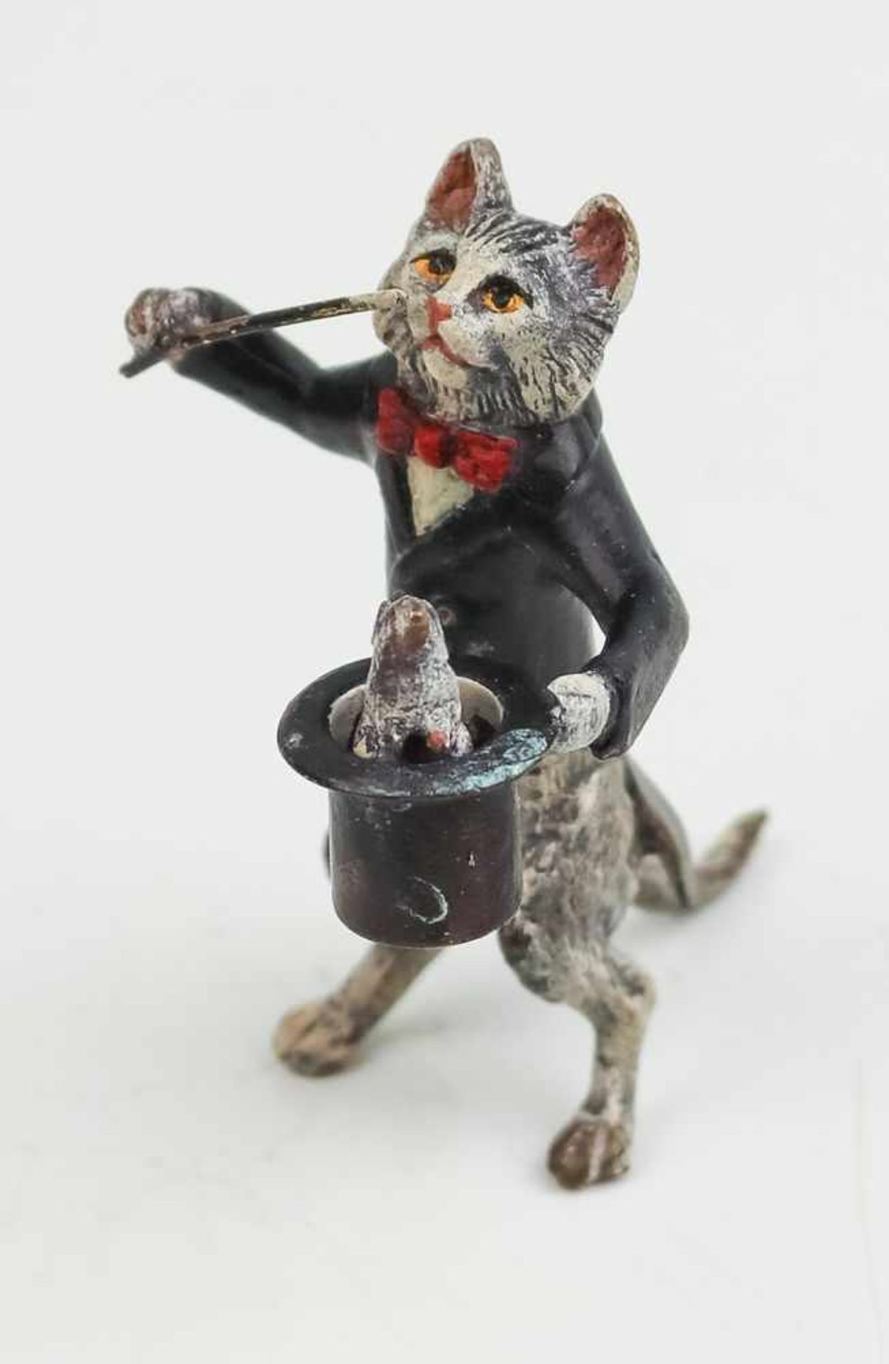 Wiener Bronze ---. Katze, eine Maus aus dem Zylinder zaubernd. Bronze, naturalistisch bemalt. H. 6