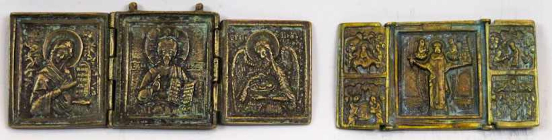 Zwei kl. Reise-Triptychen. Bronze. a) Deesis. L. ges. 17,5 cm. b) Nikolaus von Moshajsk. Auf den