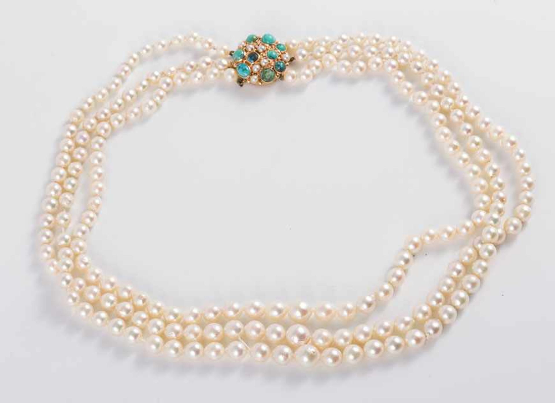 Dreireihige Perlenkette aus 196 Zuchtperlen nach Verlauf von D. ca. 0,5-0,8 cm. 585/f.