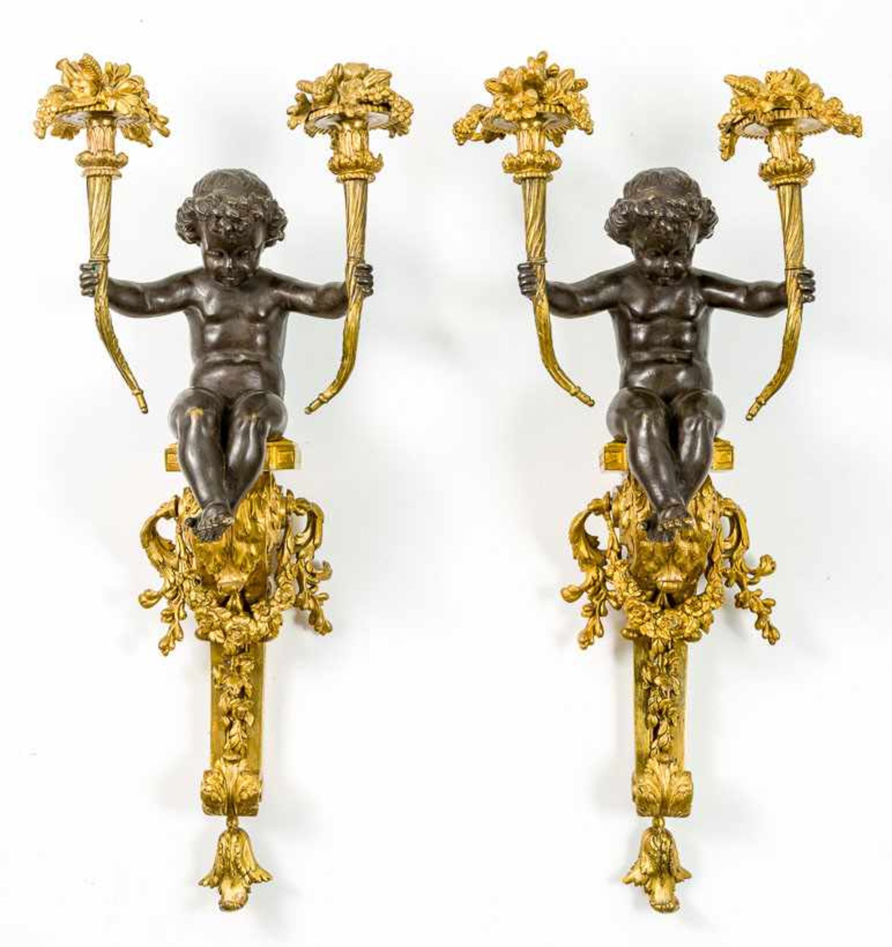Ein Paar Appliken im Stil Louis XVI. Bronze, vergoldet, schwarz patiniert. Auf Volutenkonsole