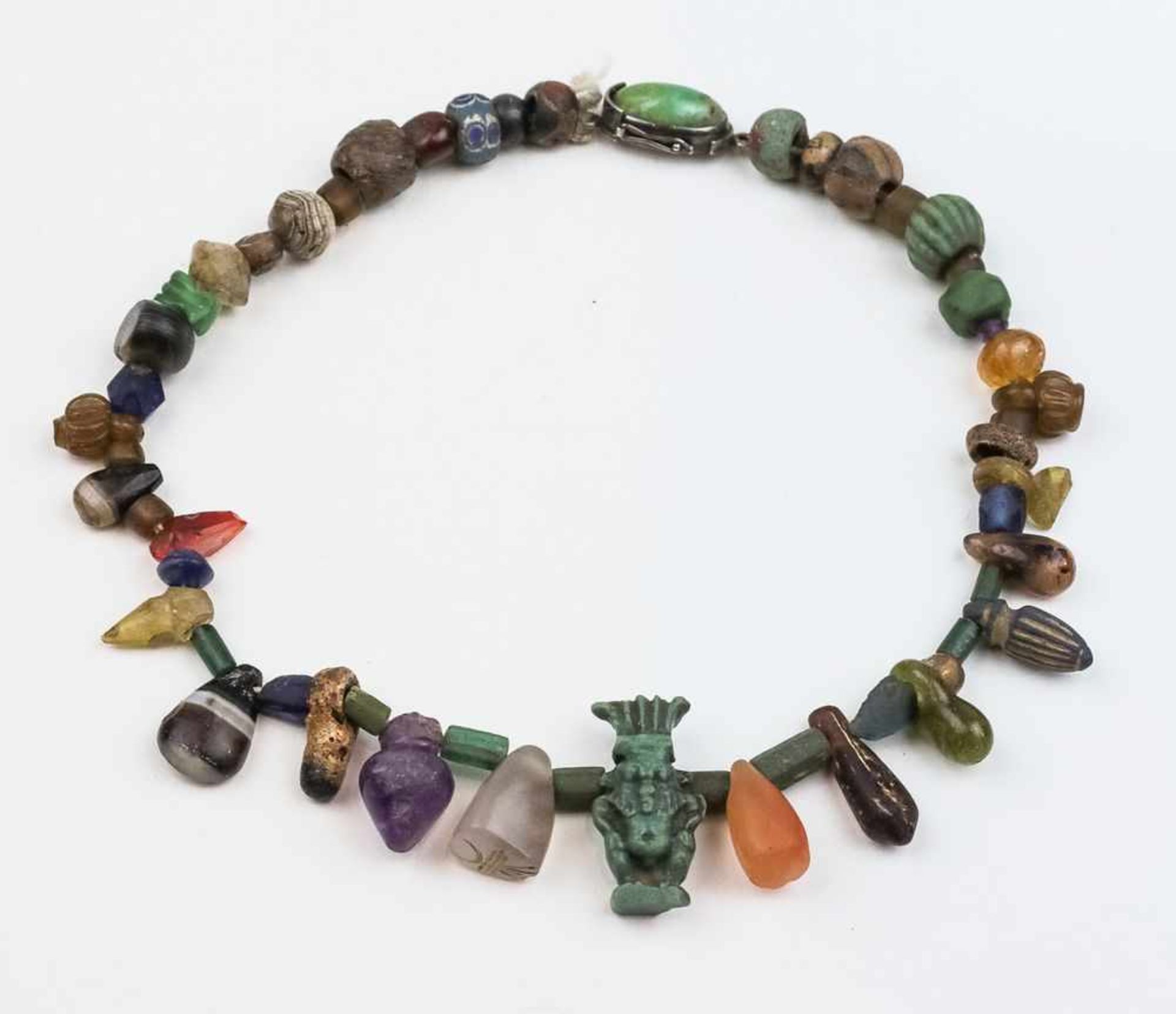 Halskette mit zahlreichen Amulett-Anhängern, wie dem Schutzgott Bes aus Fayence, Glasperlen und tlw.