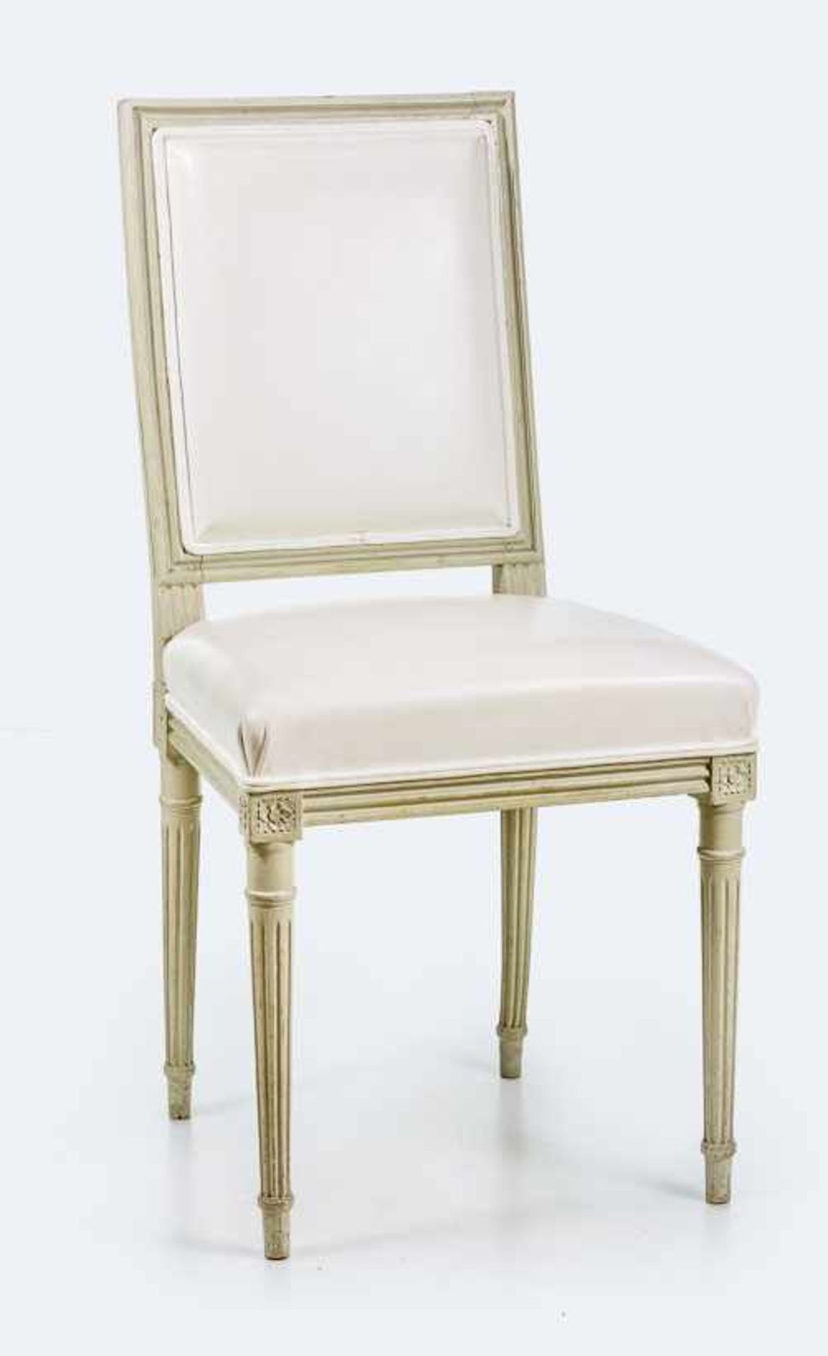 Stuhl im Louis-XVI-Stil. Holz, grau gefasst. Rechteckige, nach hinten gestellte, profilierte