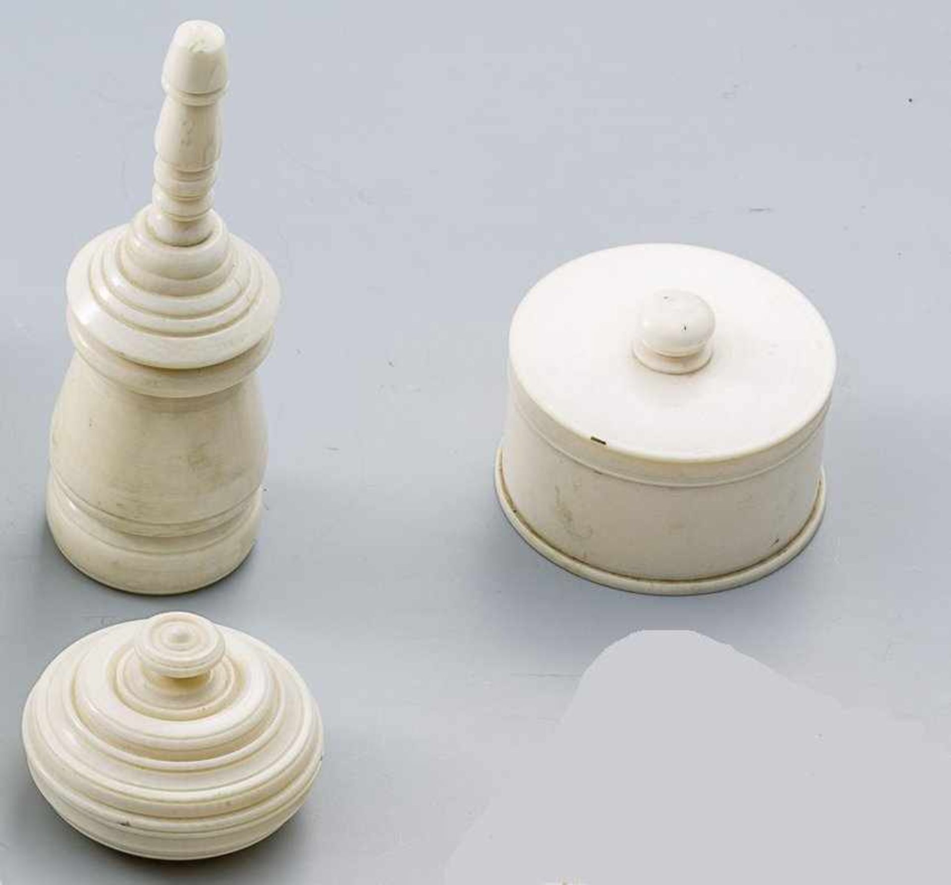 Schnupftabaksdöschen. Gedrechseltes Elfenbein. In Form einer Schachfigur. H. 10 cm. Dazu: Fünf kl.