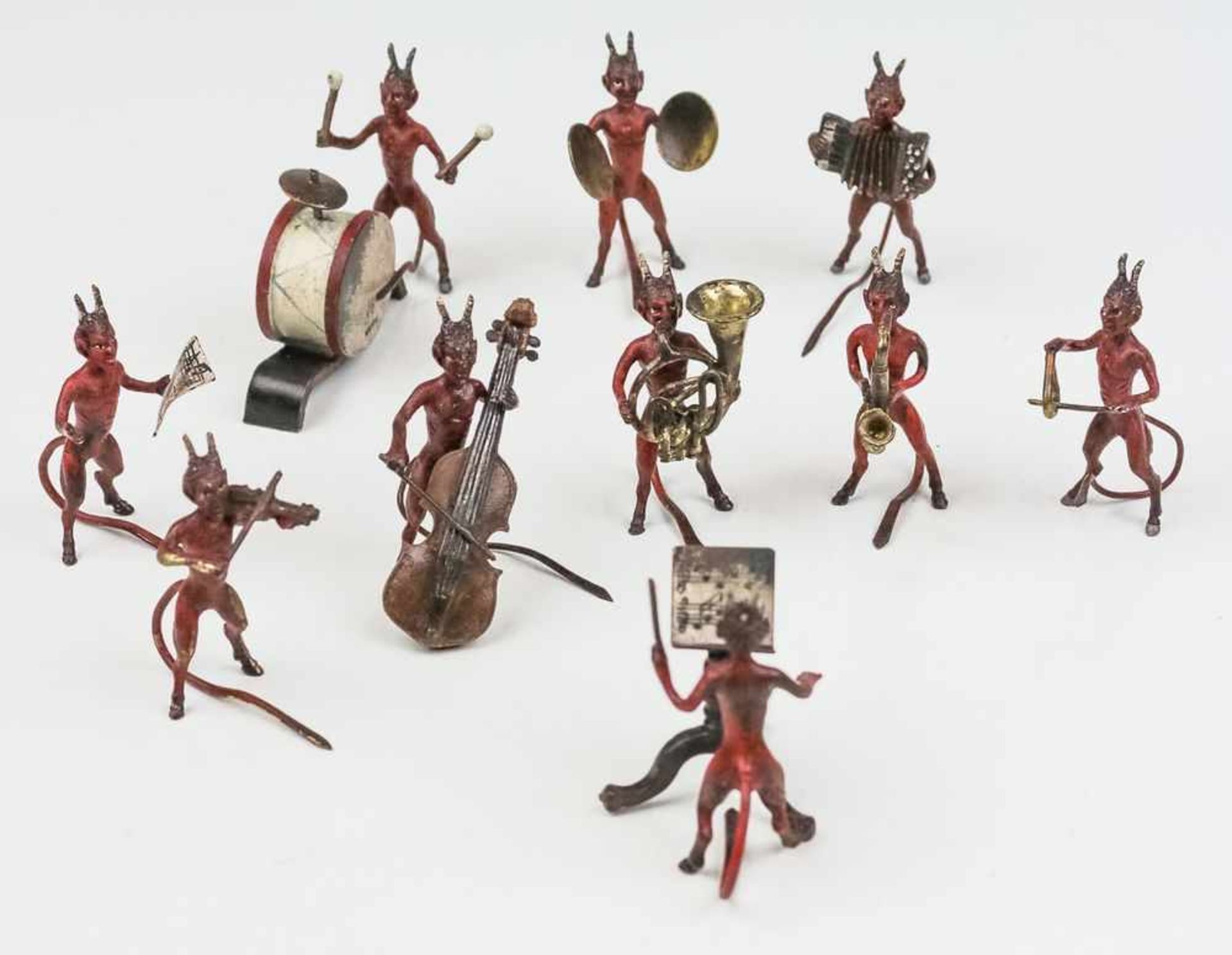 Wiener Bronze ---. Teufelskapelle aus 10 Figuren mit diversen Instrumenten. Bronze, farbig bemalt.