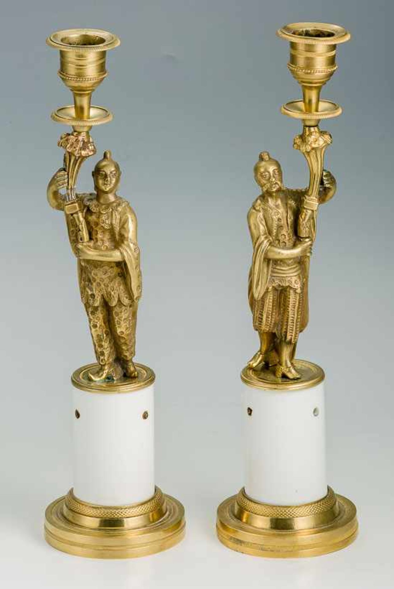 Ein Paar Empire-Figurenleuchter mit Chinesenpaar als Leuchterschaft, eine Kerzentülle haltend.