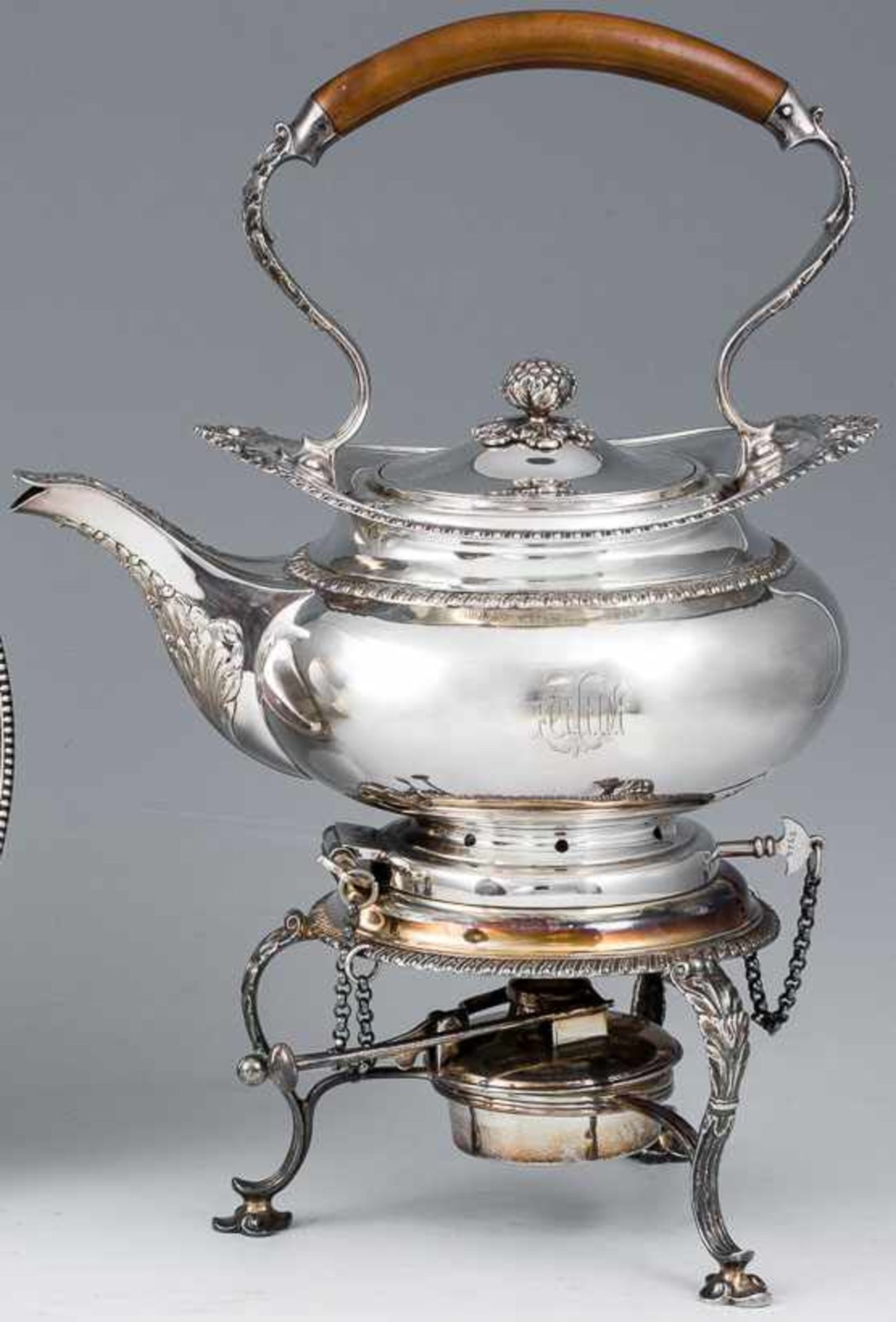 Teekanne auf Rechaud und Brenner. George-III-Stil. Glatte gebauchte Wandung, Kannelurenfries und