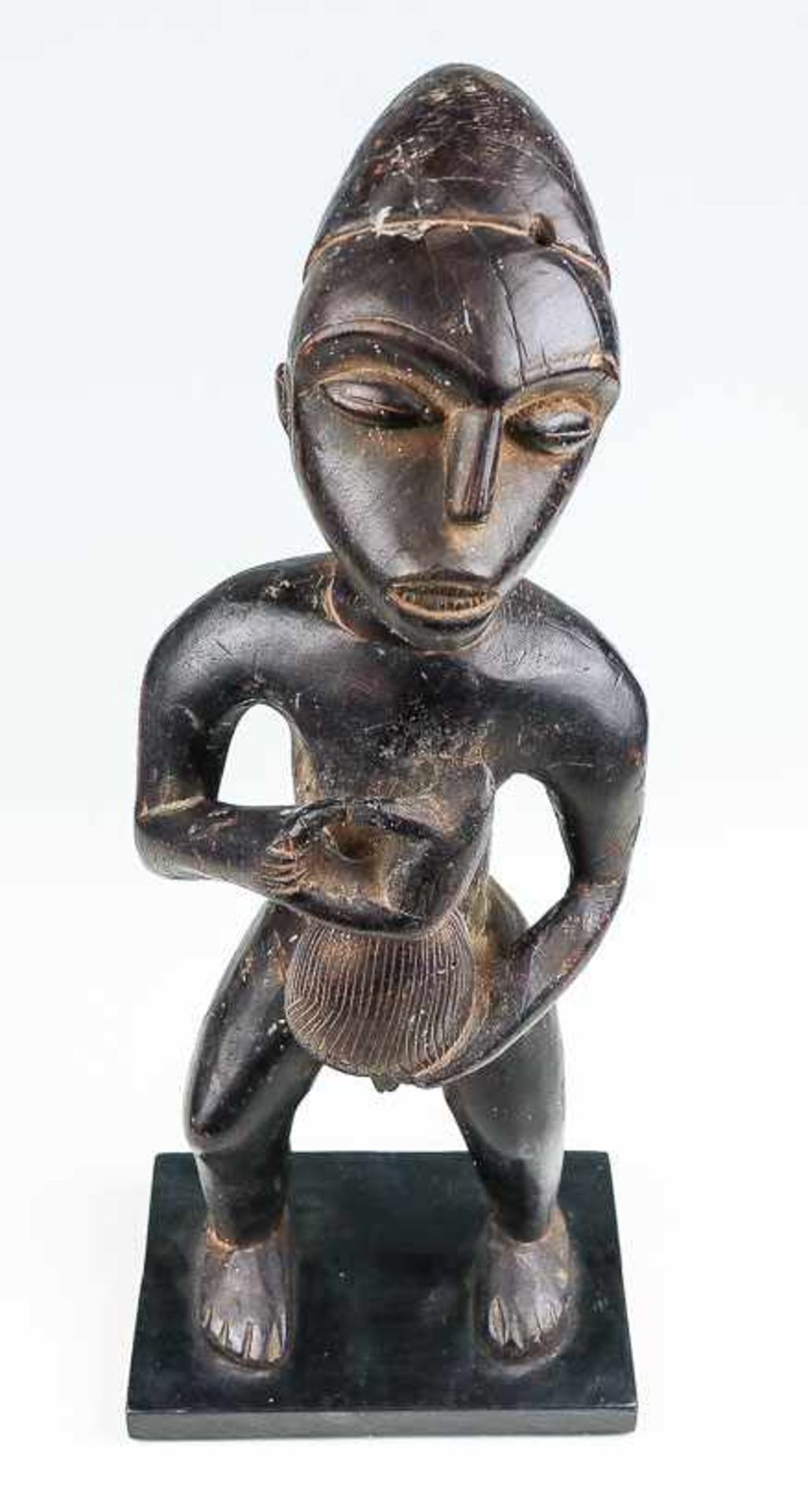 Tikar-Figur. Holz. Stehende männliche Figur mit beiden Händen eine Kanne haltend. H. 46 cm.