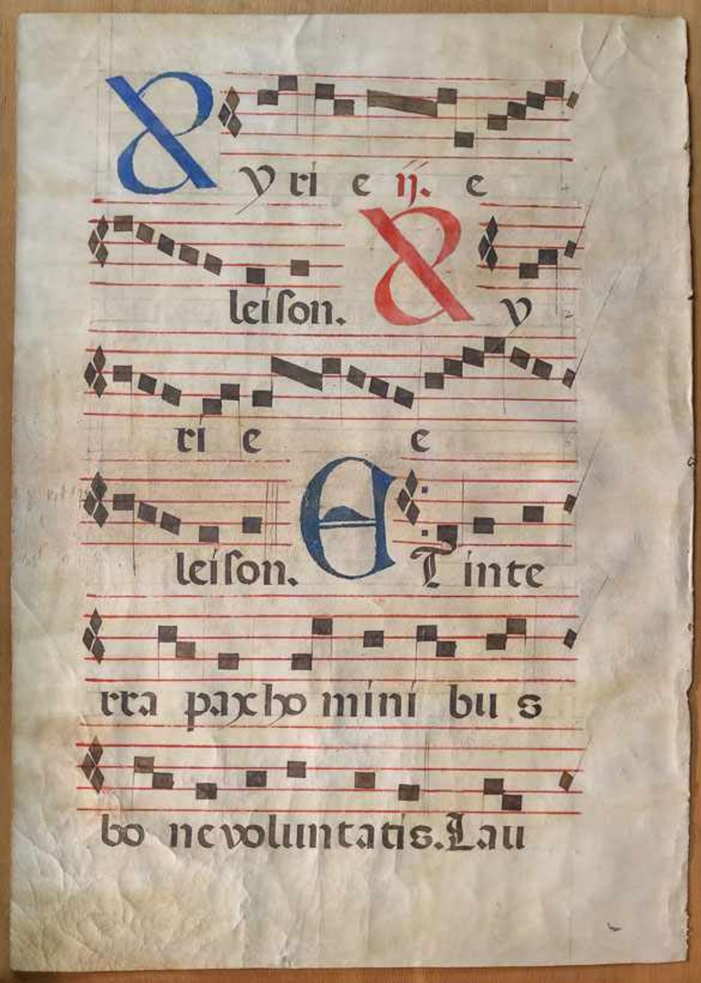 Antiphonar. Missale-Blatt mit Noten und Liedtext. Beidseitig mit Tinte in Schwarz, Rot und Blau. Auf