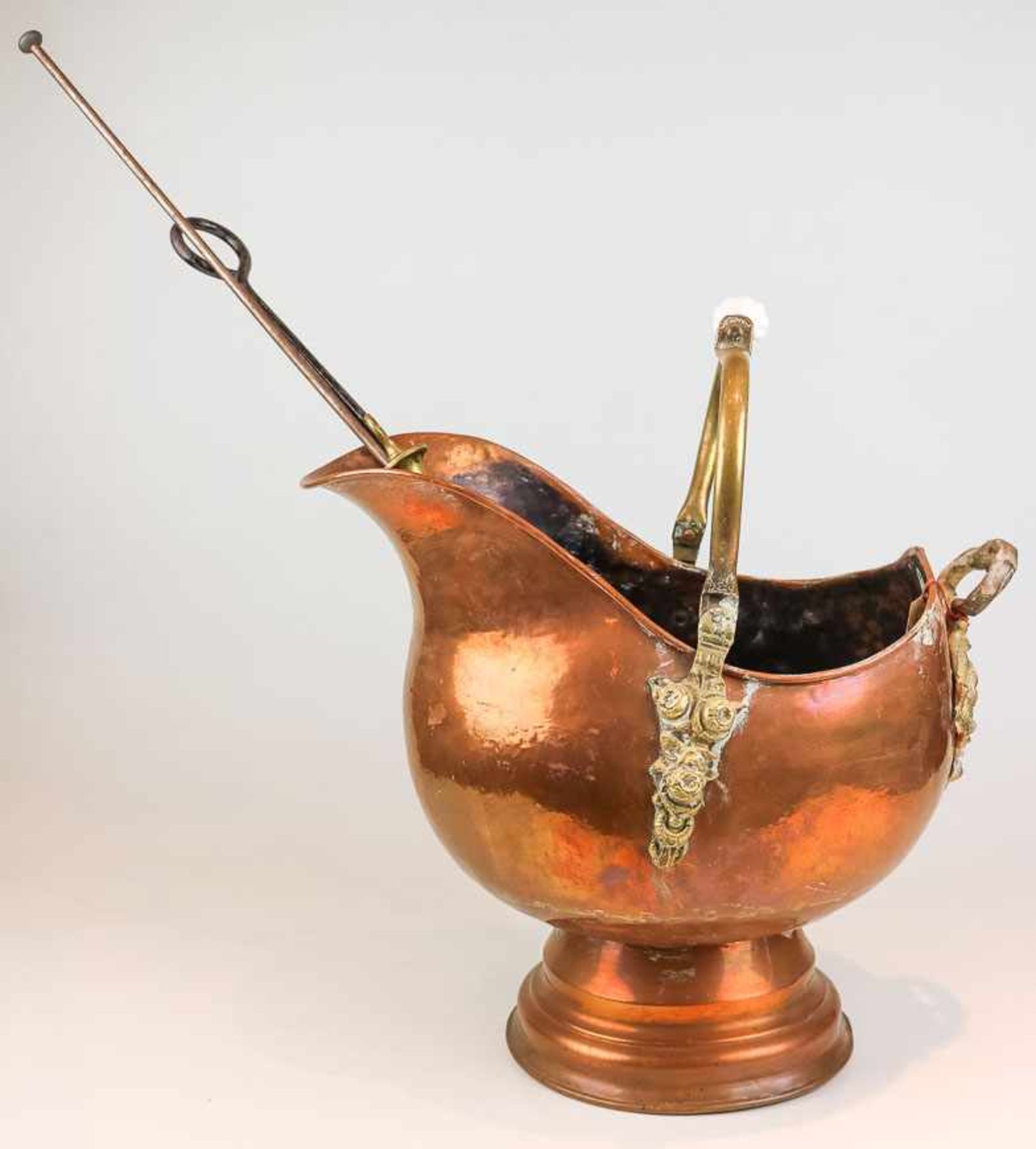 Helm-Kanne. Kupfer u. Messing. Beweglicher Bügelhenkel mit Keramikgriff. H. 36 cm. Beigegeben: 1