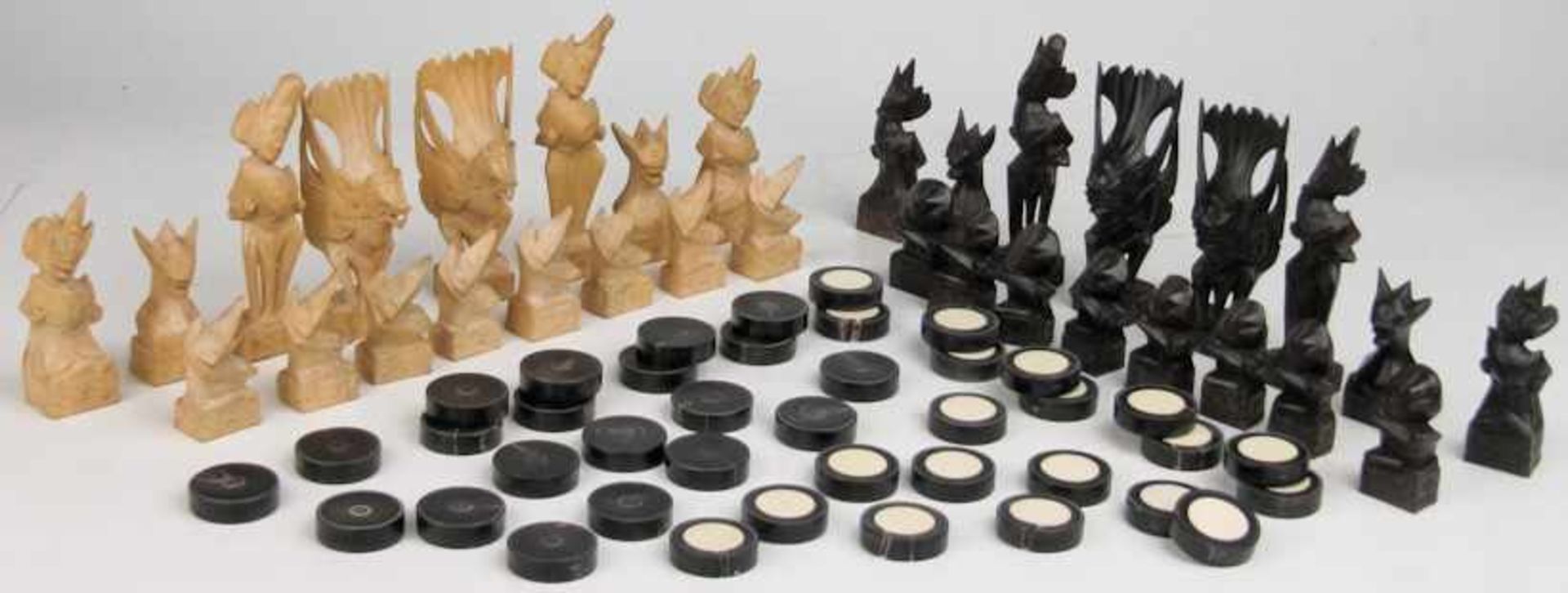 40 Brettspielsteine zu je 20 Stück.Horn bzw. Horn und Elfenbein. D. ca. 3 cm. Um 1900. Und: 32