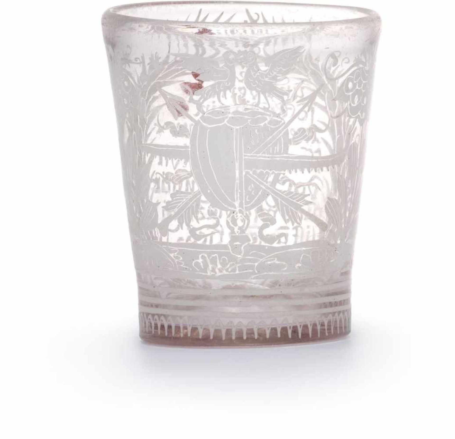 Becher mit LiebesallegorieMitteldeutsch, 1. H. 18. Jh.Schwach manganstichiges Glas mit weißer und