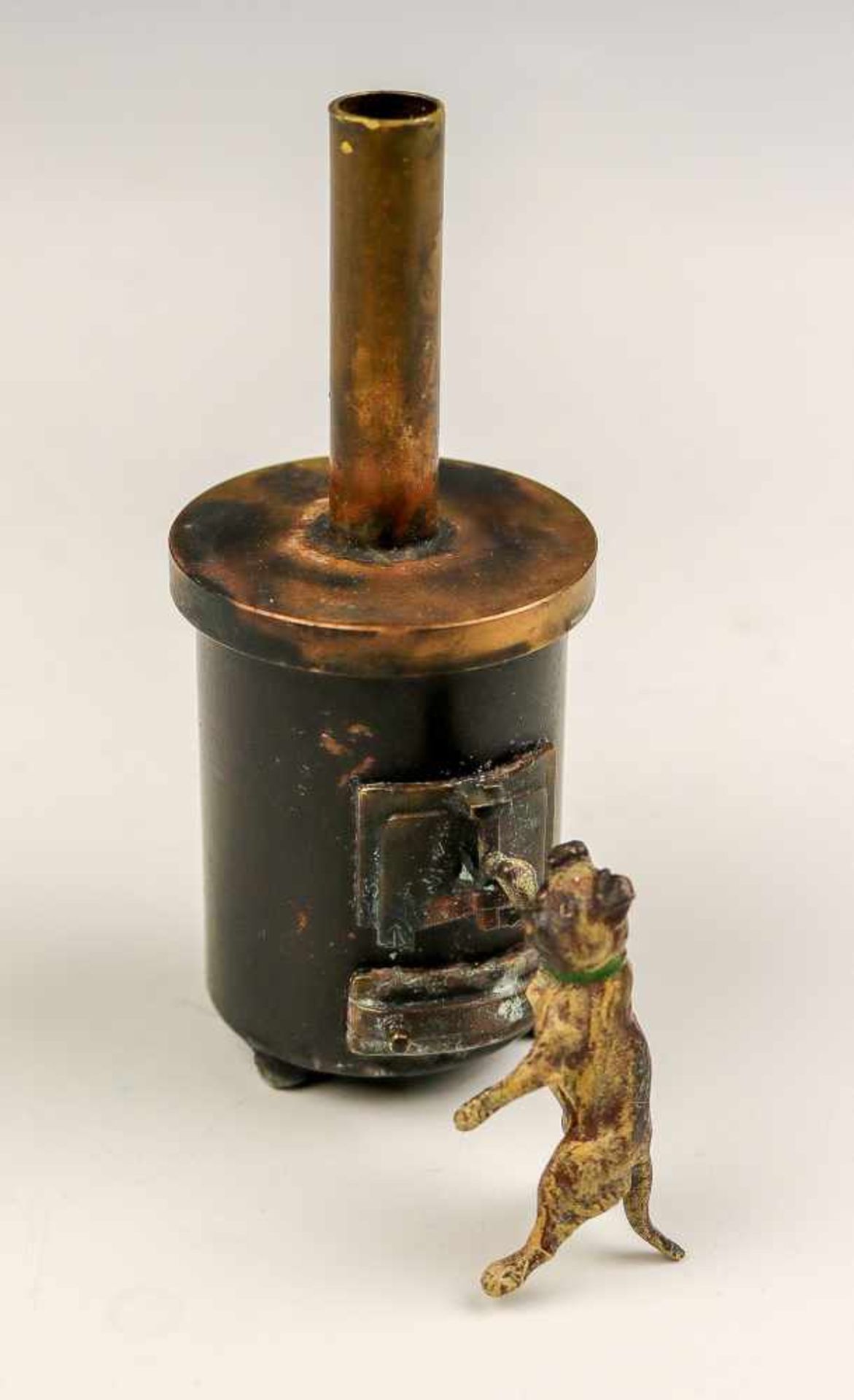 Wiener Bronze Boxer, einen Ofen beheizend. Naturalistisch bemalt. H. 9,5 cm. Herstellermarke und