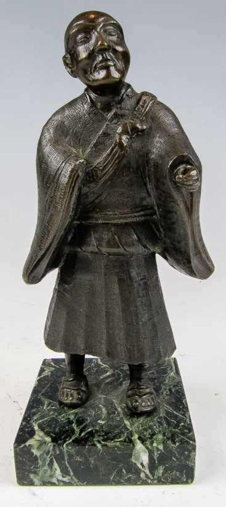 Stehender Mönch.Japan.Bronze, dunkel patiniert. In der linken Hand wohl ehem. einen Stab. H. 18