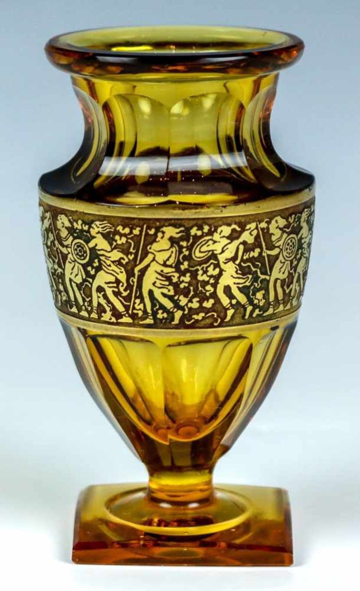 Kleine Vase mit FigurenfriesMoser & Söhne, Karlsbad, um 1925Braunes Topasglas. Facettierte Urnenform