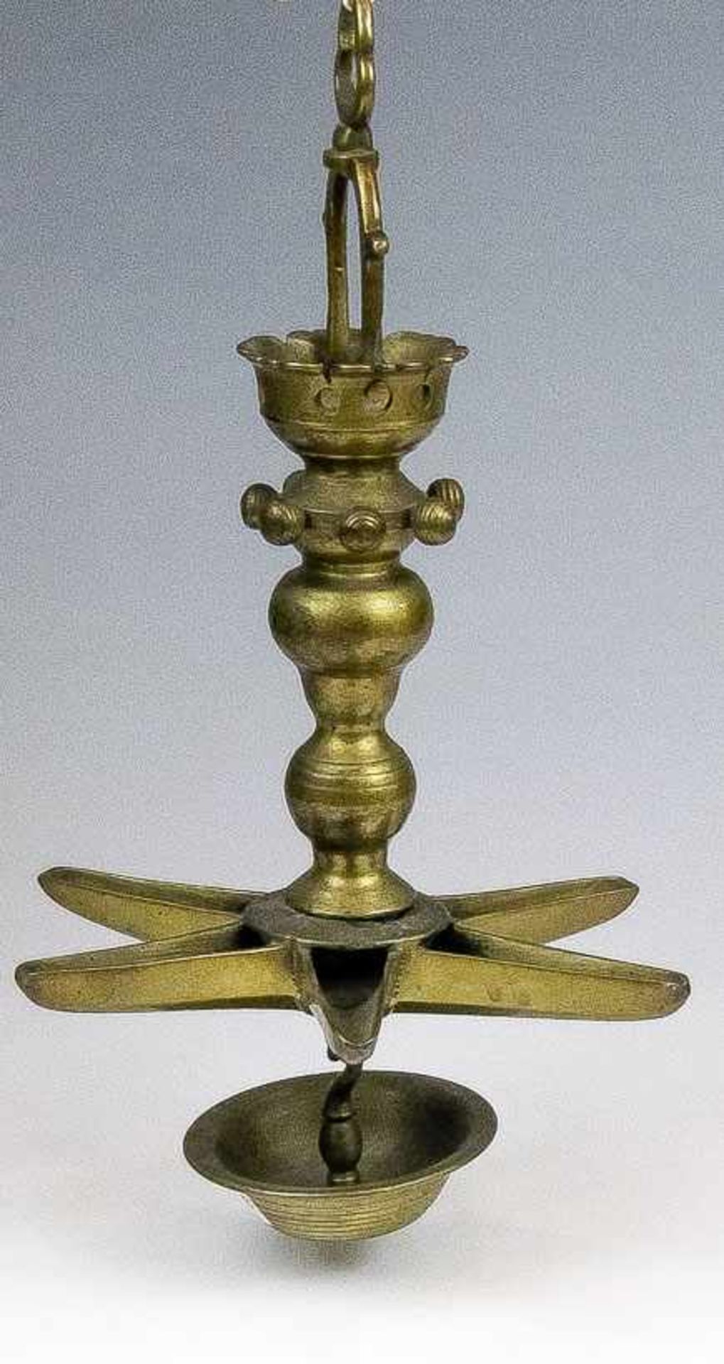 Sabbat-Deckenlampe.19. Jh.Bronze. Balusterschaft. Aufgesteckte Leuchterschale mit sechs Dochtnasen