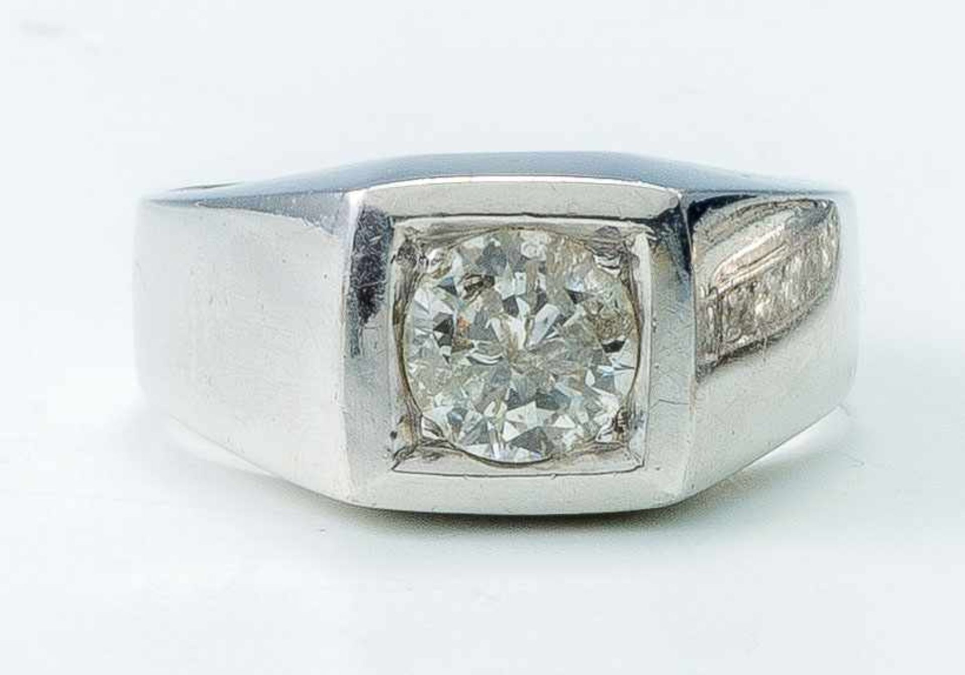 Massiver Diamantsolitärring.750/f. Weißgold. Ausgefasst mit Brillant von ca. 1,04 ct. (piqué).