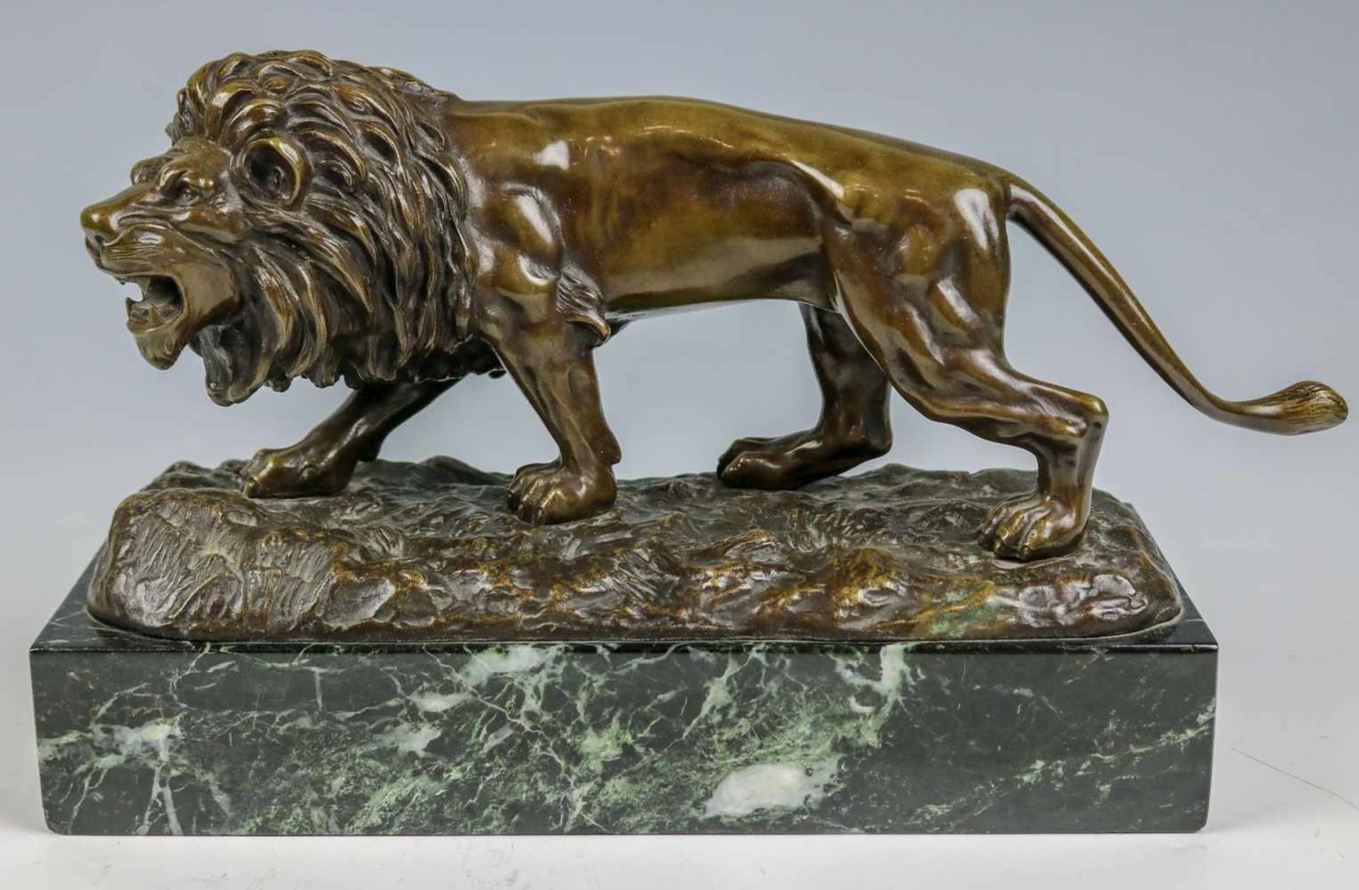 Schmidt-Felling, Julius Paul (1835-1920) Laufender Löwe.Das Maul zum Brüllen geöffnet. Bronze,