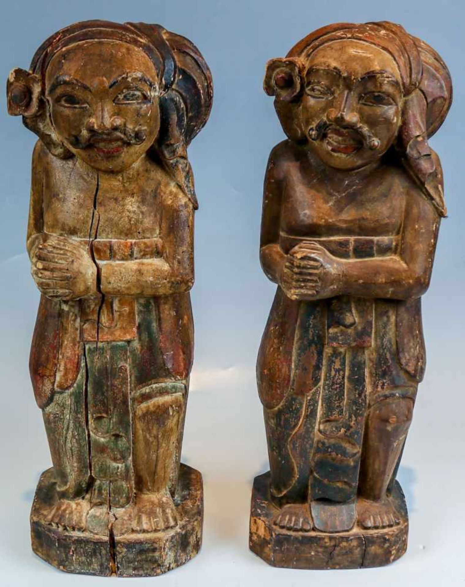 Adoranten-Figurenpaar,Wohl Indonesien, Sumatra.Holz, mit wenigen Resten von Fassung. Mit vor der