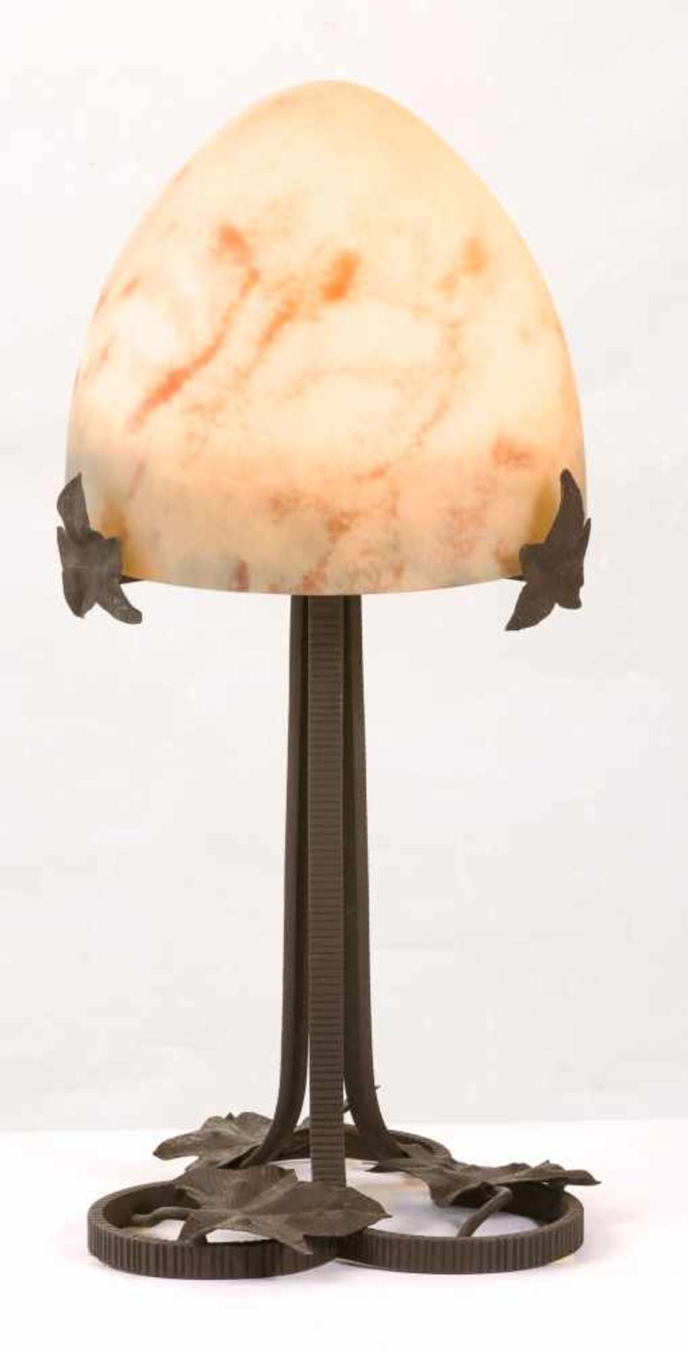 Art-Deco-TischlampeFrankreich, um 1925/30Schmiedeeisen, geschwärzt, Überfangglas, mattiert, mit