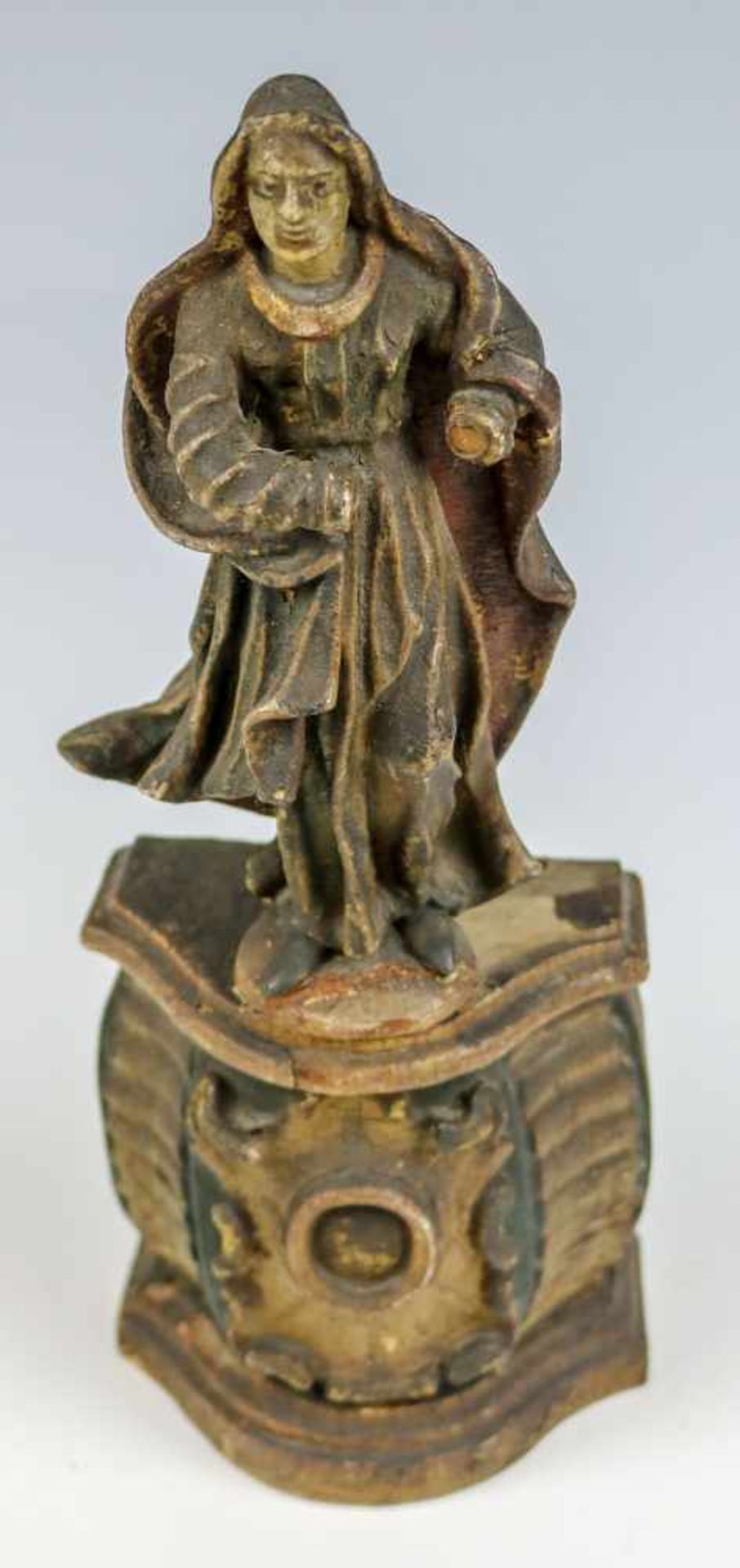 Madonna, 18. Jh.Mutter Gottes, stehend in weitem Gewand, dazu nicht zugehöriger barocker Holzsockel.