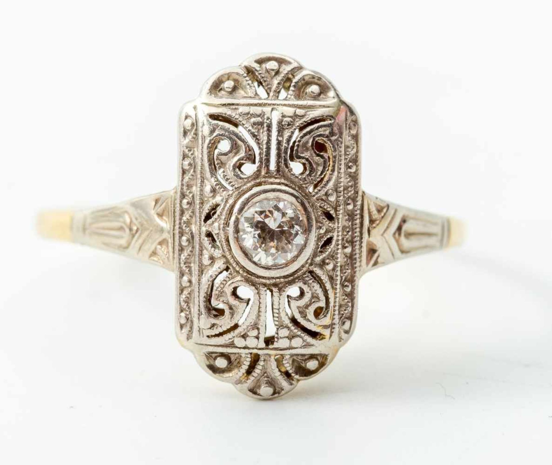 Kl. Art-Deco-Ring.585/f. Gold, teilweise rhodiniert. Rechteckig mit Rankenbogen. Ausgefasst mit