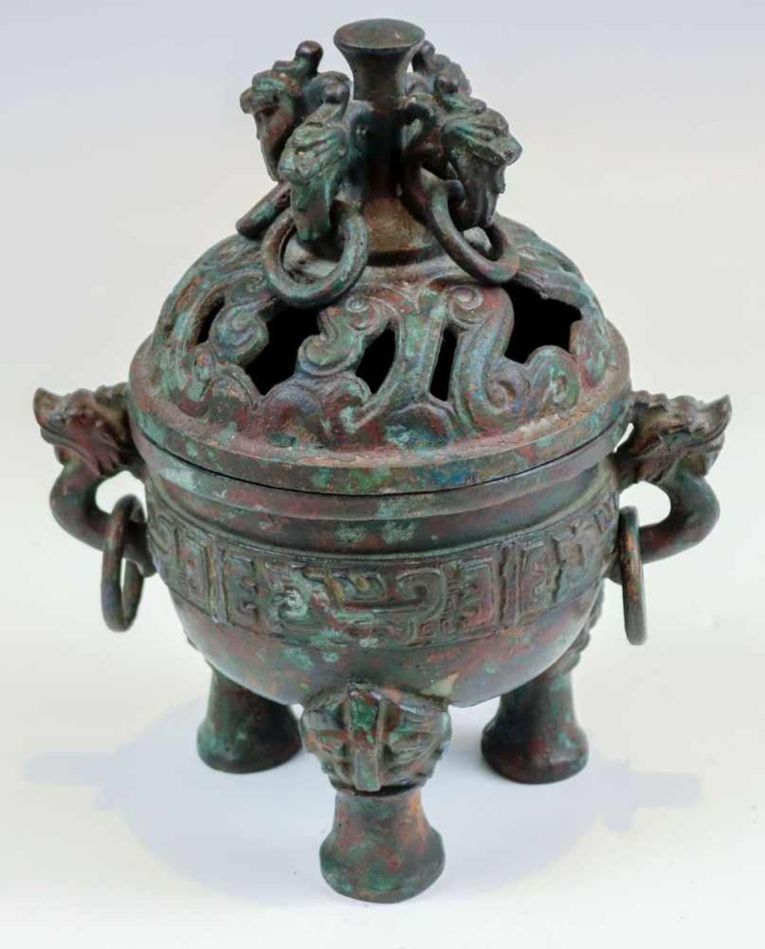 Weihrauchbrenner.China, wohl 19. Jh.Bronze, dunkel patiniert. Bauchig auf drei Fabeltierkopf-Beinen.