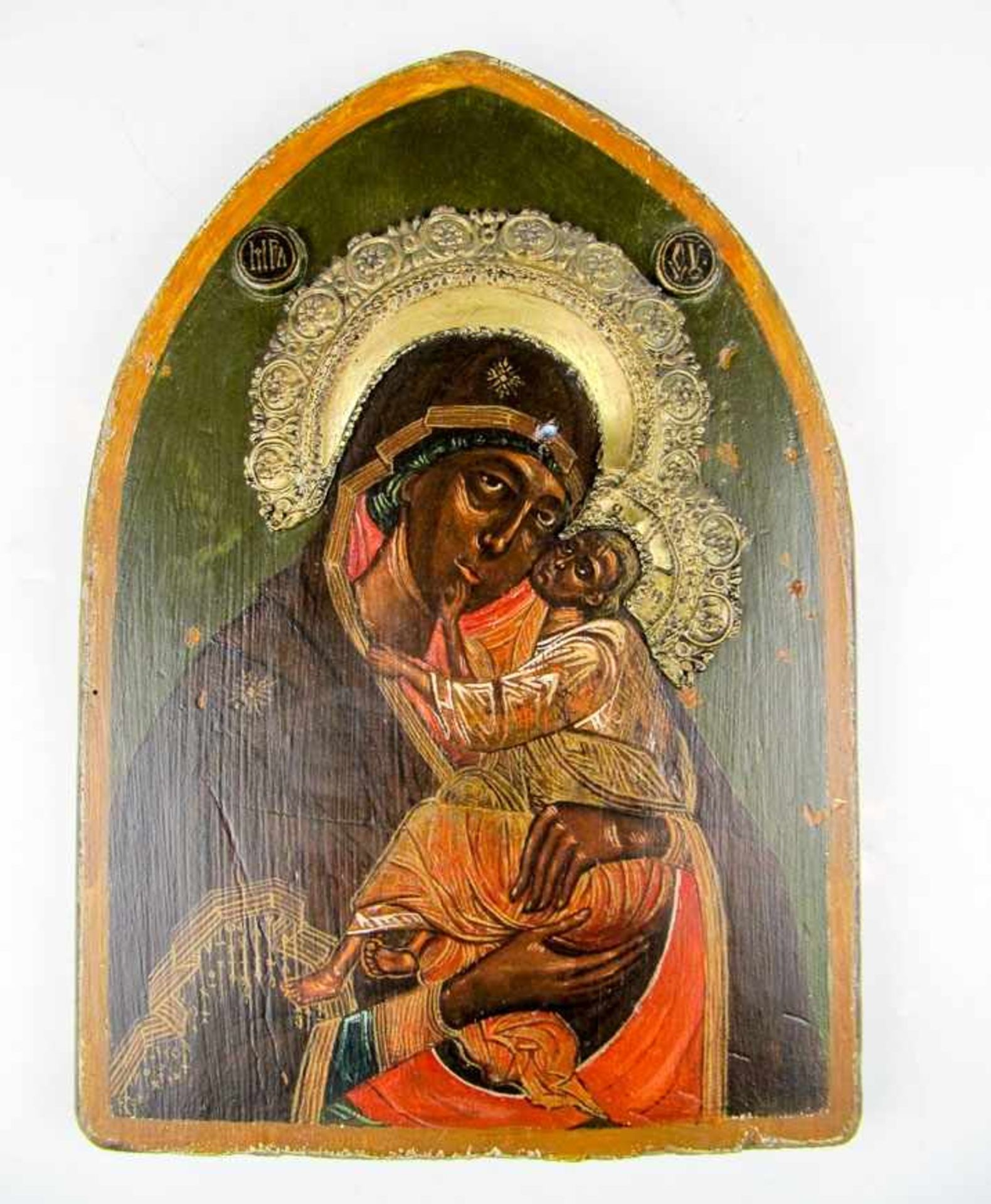 Gottesmutter mit Kind.Gelbmetall-Nimben. Spitzgiebelabschluss. 38×26,5 cm.(57031)