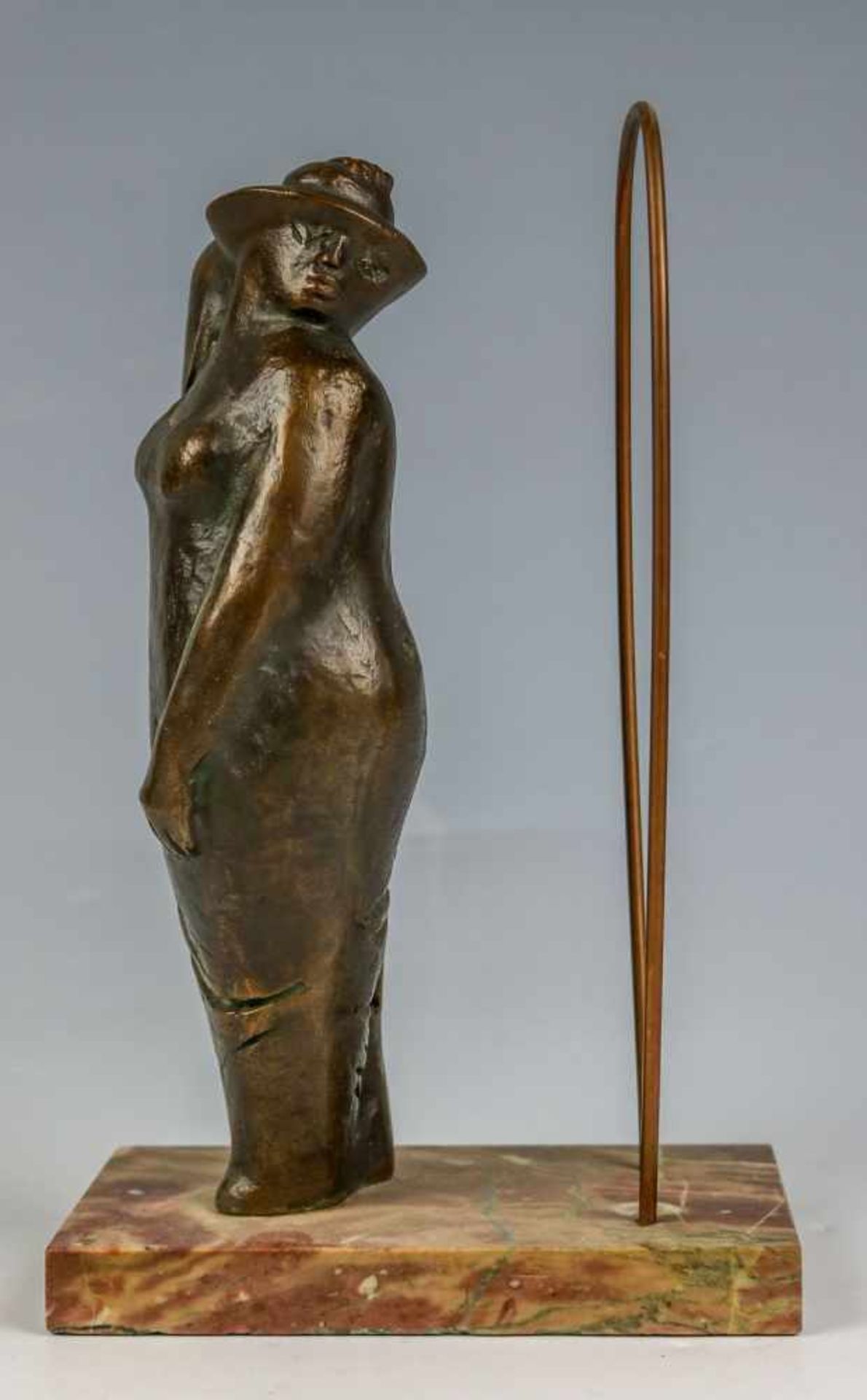 Buschkötter, Hannelore (Berlin, 1923-2014) Frau vor dem Spiegel.Bronze. Signiert. Onyxsockel. H.