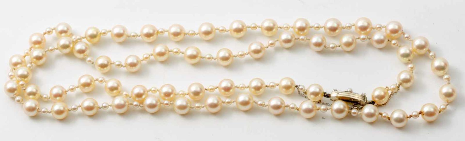Lange Perlenkette,alternierend gefädelt aus 60 gleichgroßen Zuchtperlen von D. ca. 0,6 cm und 59