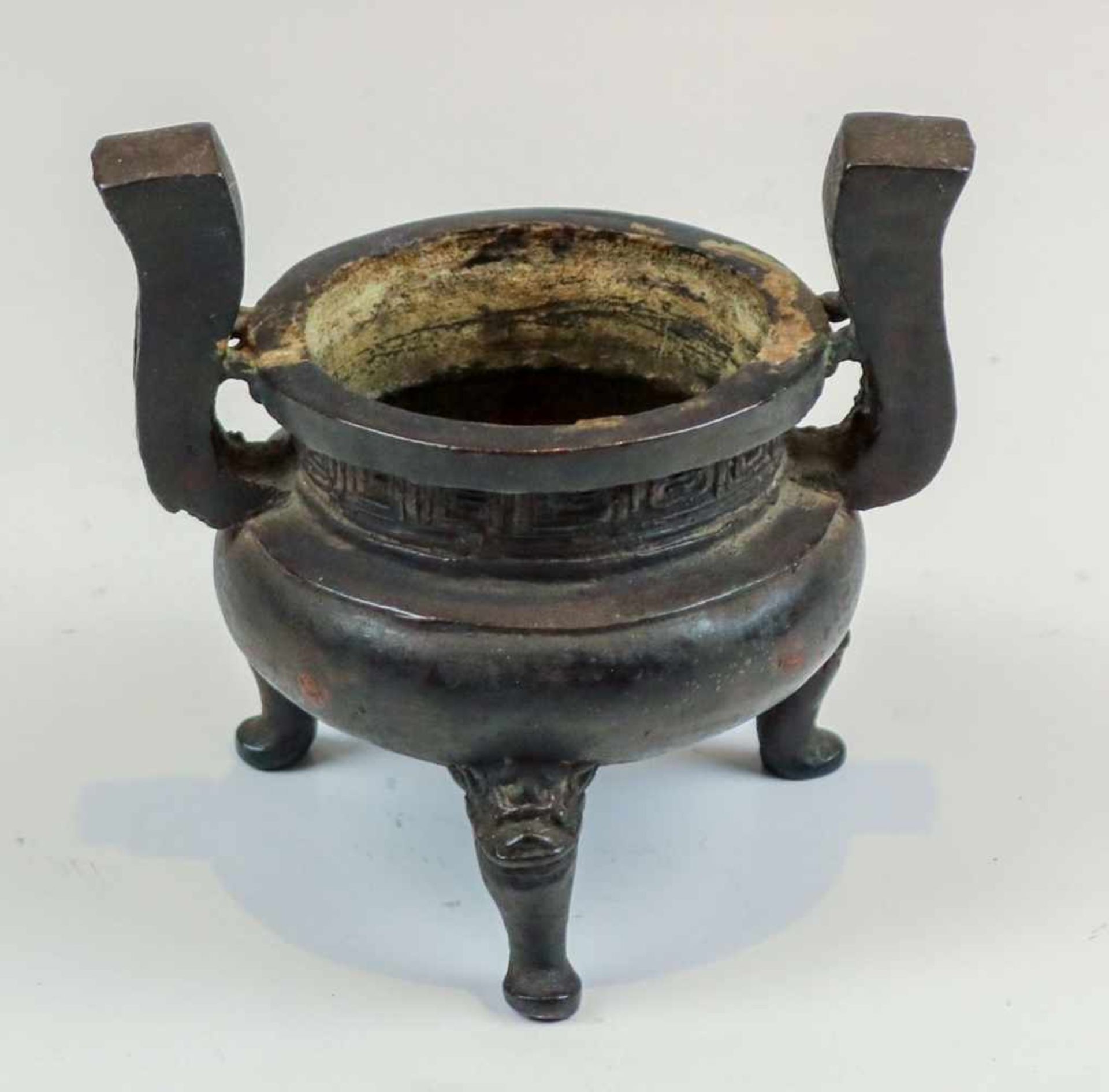 Weihrauchbrenner.China, Qing.Bronze, dunkel patiniert. Gedrückte Kugelbauchform auf drei
