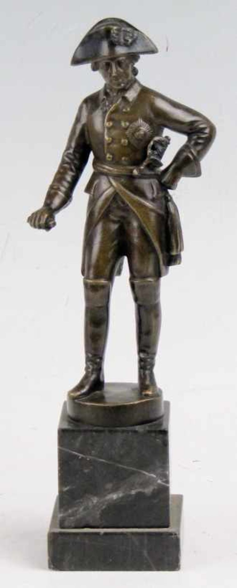 Schmotz (1. H. 20.Jh.) Friedrich II.Bronze, patiniert. Mit Degen, Krückstock fehlt. Sign.