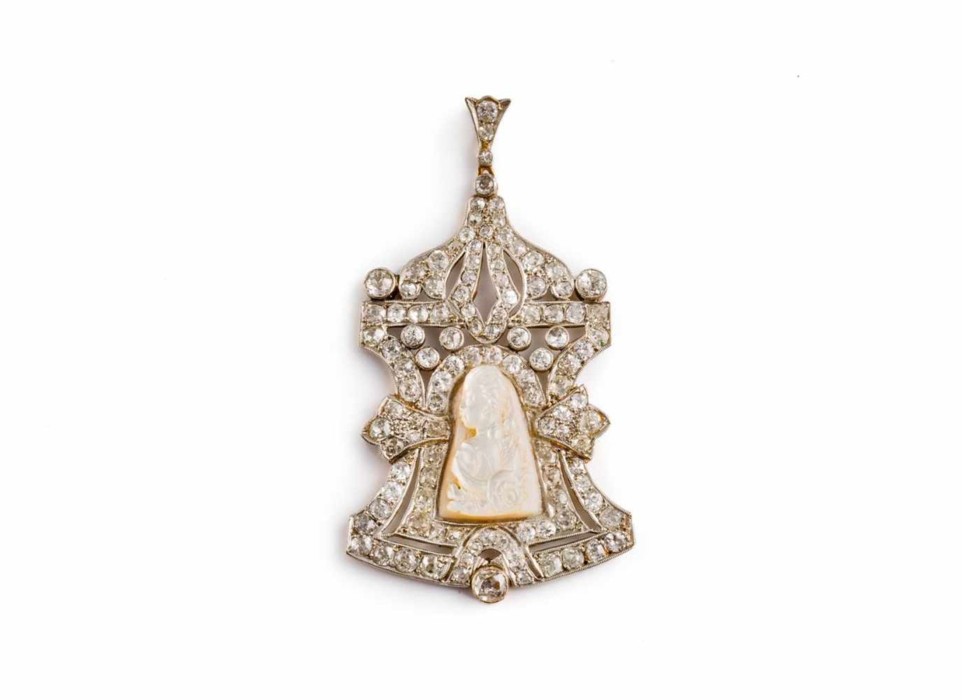 Diamant-Anhängerim Louis-XVI-Stil. Gold und teilweise mit Platin rhodiniert. In Gestalt einer