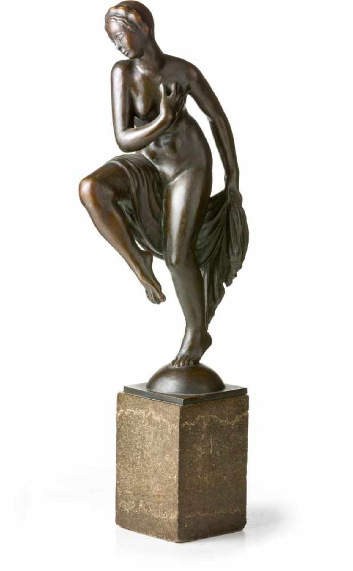 Seiler, Paul (Neustadt, Frankfurt a. M. 1873-1934) Tänzerin. Akt auf Halbkugel stehend. Bronze