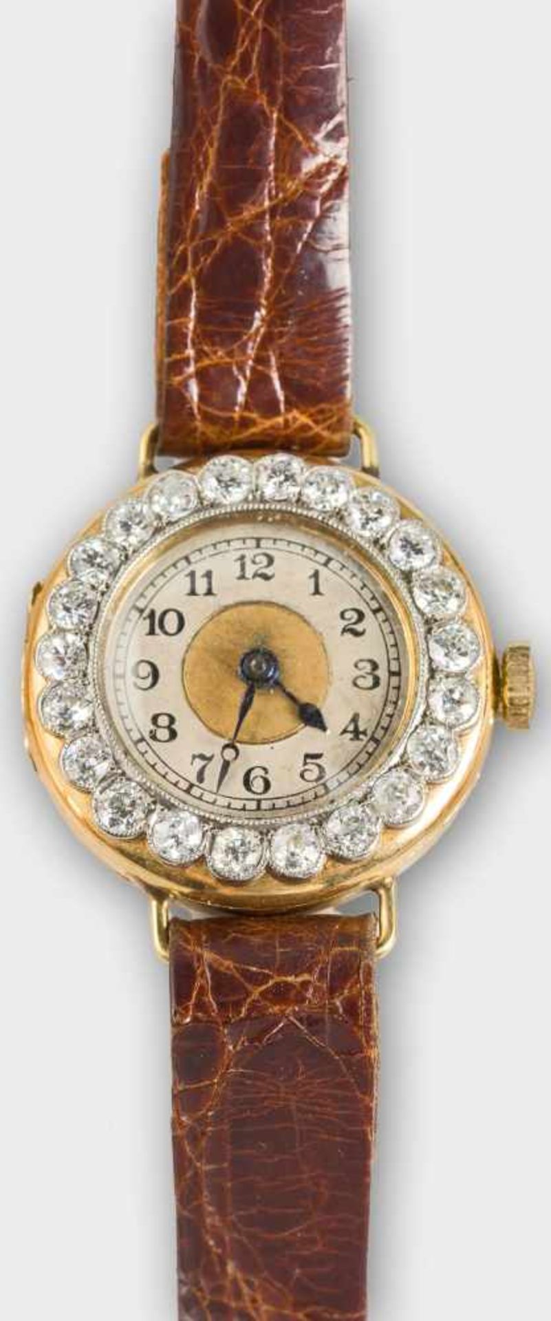 Vintage-Armbanduhr mit Brillantlunette.London, um 1912.18 ct Gold. Rundes Uhrgehäuse mit silbrigem