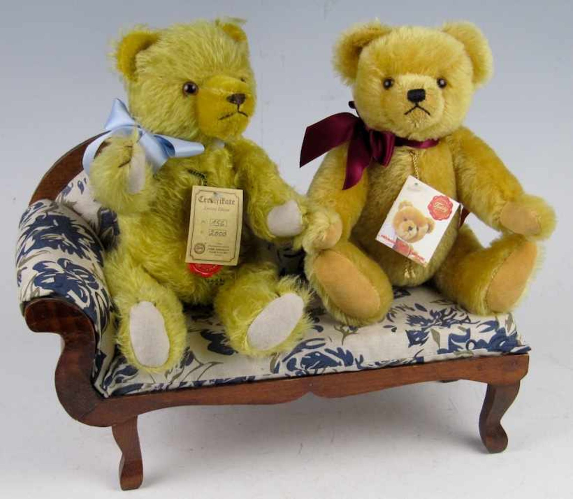 Vier Teddybären.(Fa. Hermann, Coburg) "Teddy" a) "Candy-American-Artist". Lg. 42 cm. Ex. 95/1000. b) - Image 2 of 2