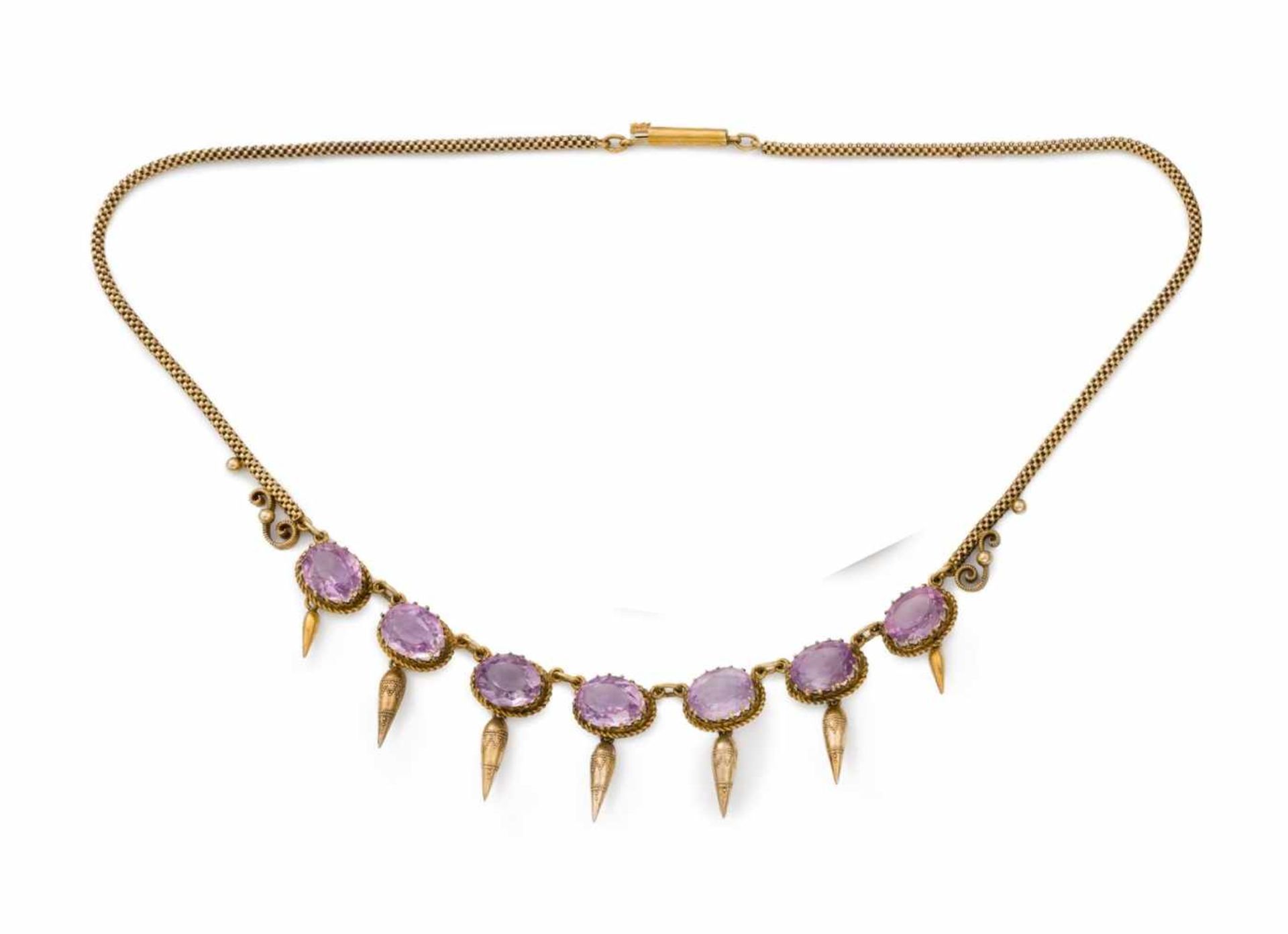 Amethyst-Halsband.Historismus, Neoklassizismus. Silber, vergoldet. Ausgefasst mit 7 ovalen,