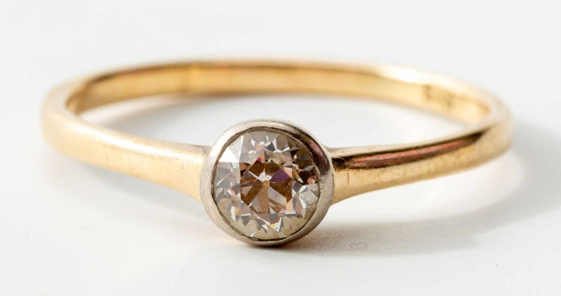 Zarter Diamantring.585/f. Gold, ausgefasst mit Altschliff-Brillant von ca. 0,25 ct. Ringgr. 54.(