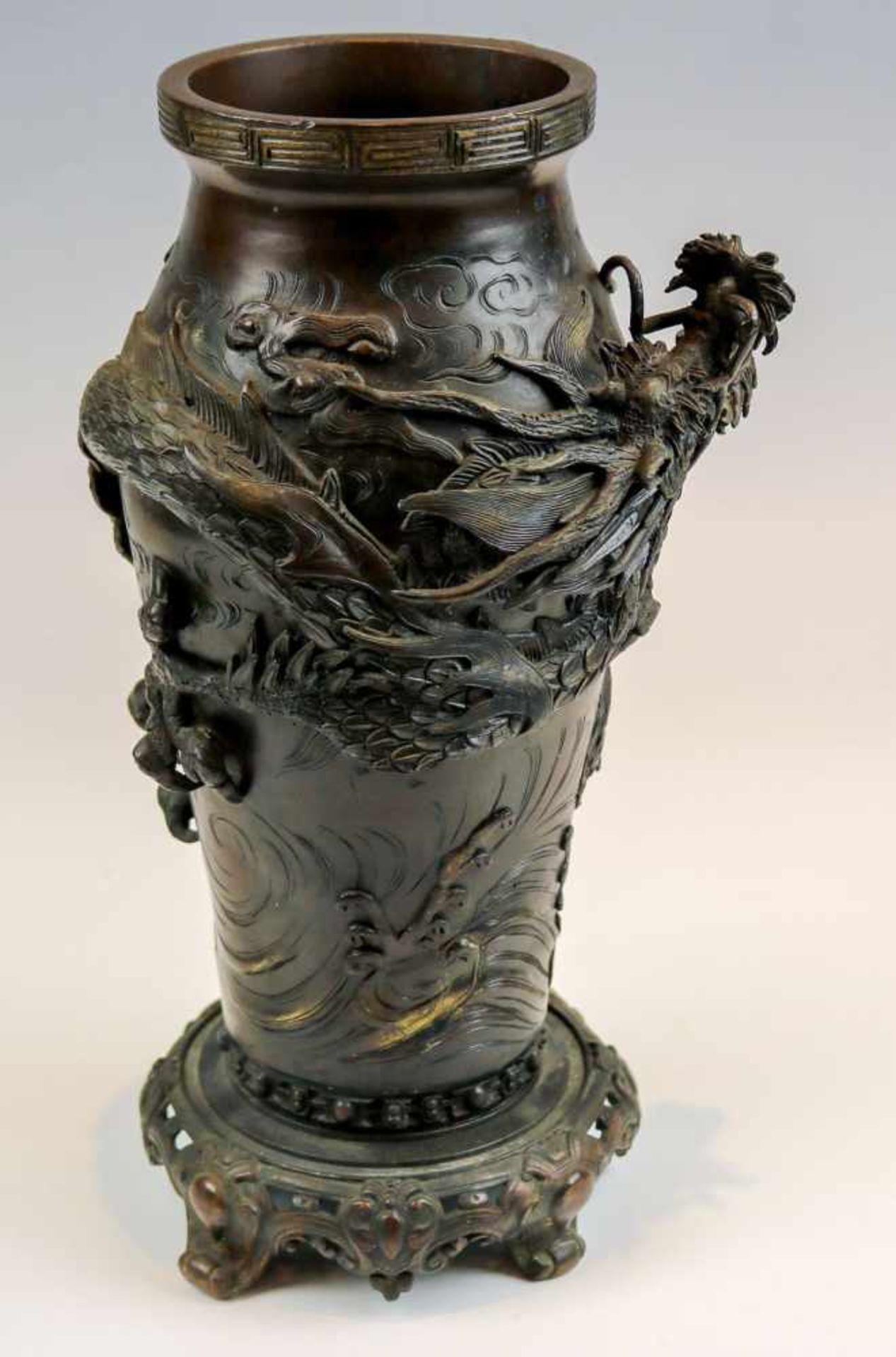 Leicht gebauchte Vase.Japan, 19. Jh.Auf vierbeinigem, von Rankenwerk durchbrochenem Stand. Bronze,