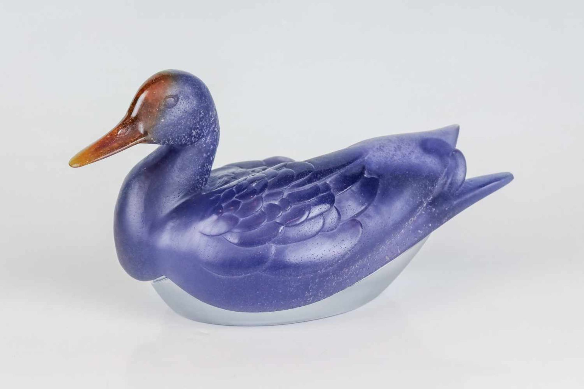 Ente als DeckeldoseDaum, NancyPâte de verre in Violett und Braun auf farblosem Kristallglas. H. 15