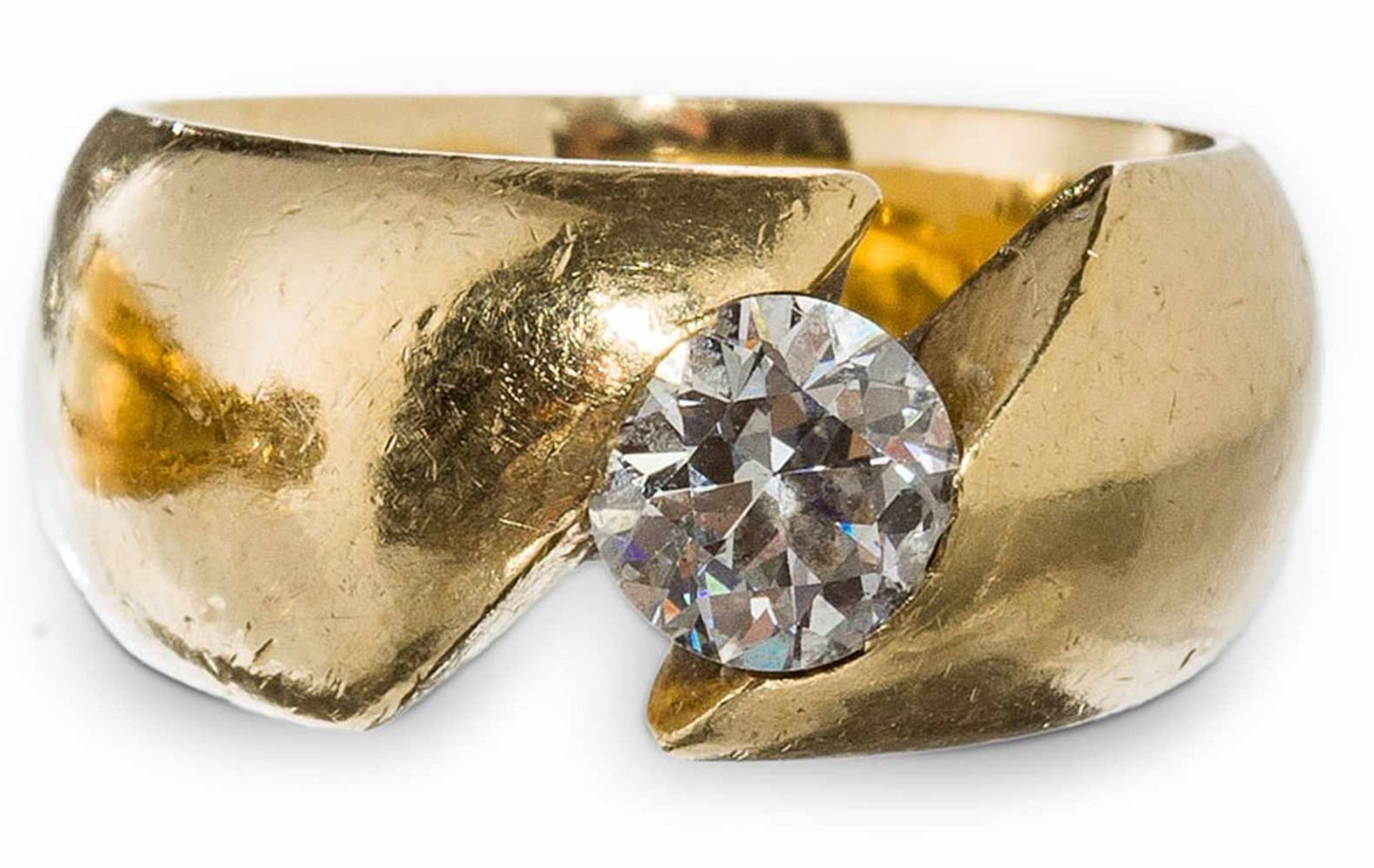 Diamant-Spannring750/f. Gold. Ausgefasst mit Brillant von ca. 1,00 ct. Gew. ca. 15 g. Ringgr. 52.(