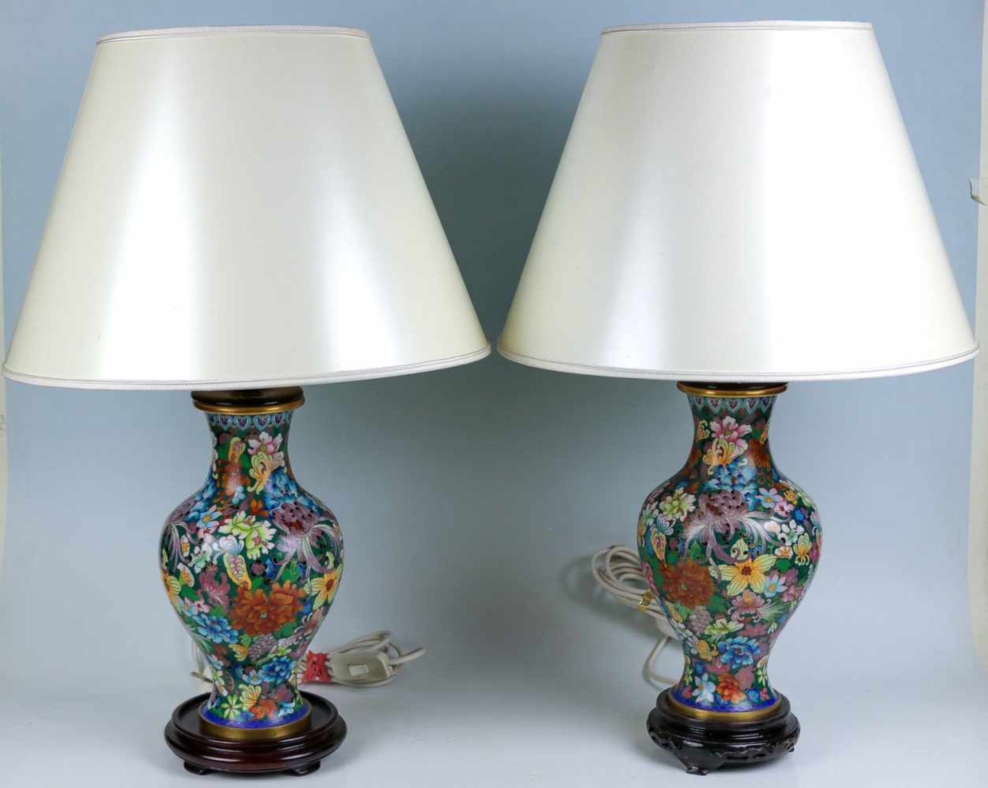 Ein Paar Balustervasen, als Lampe montiertChinaCloisonné. Ganz dekoriert m. verschiedenen Blüten. H.
