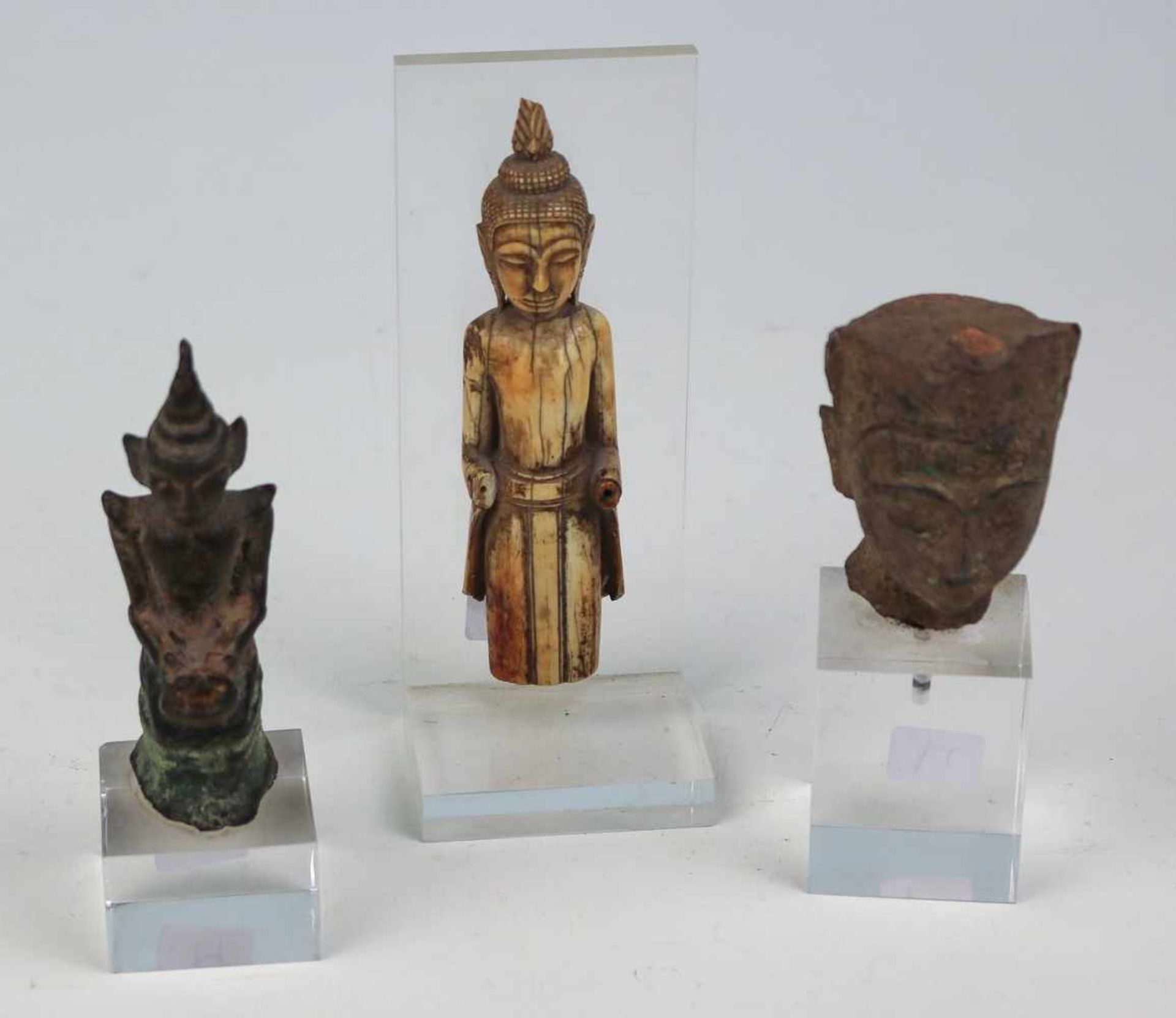 Kl. Kopf eines BuddhaThailandBronze, mit Verkrustungen. Diadem. H. 6 cm. {Dazu: Kl. Bronze-Figur