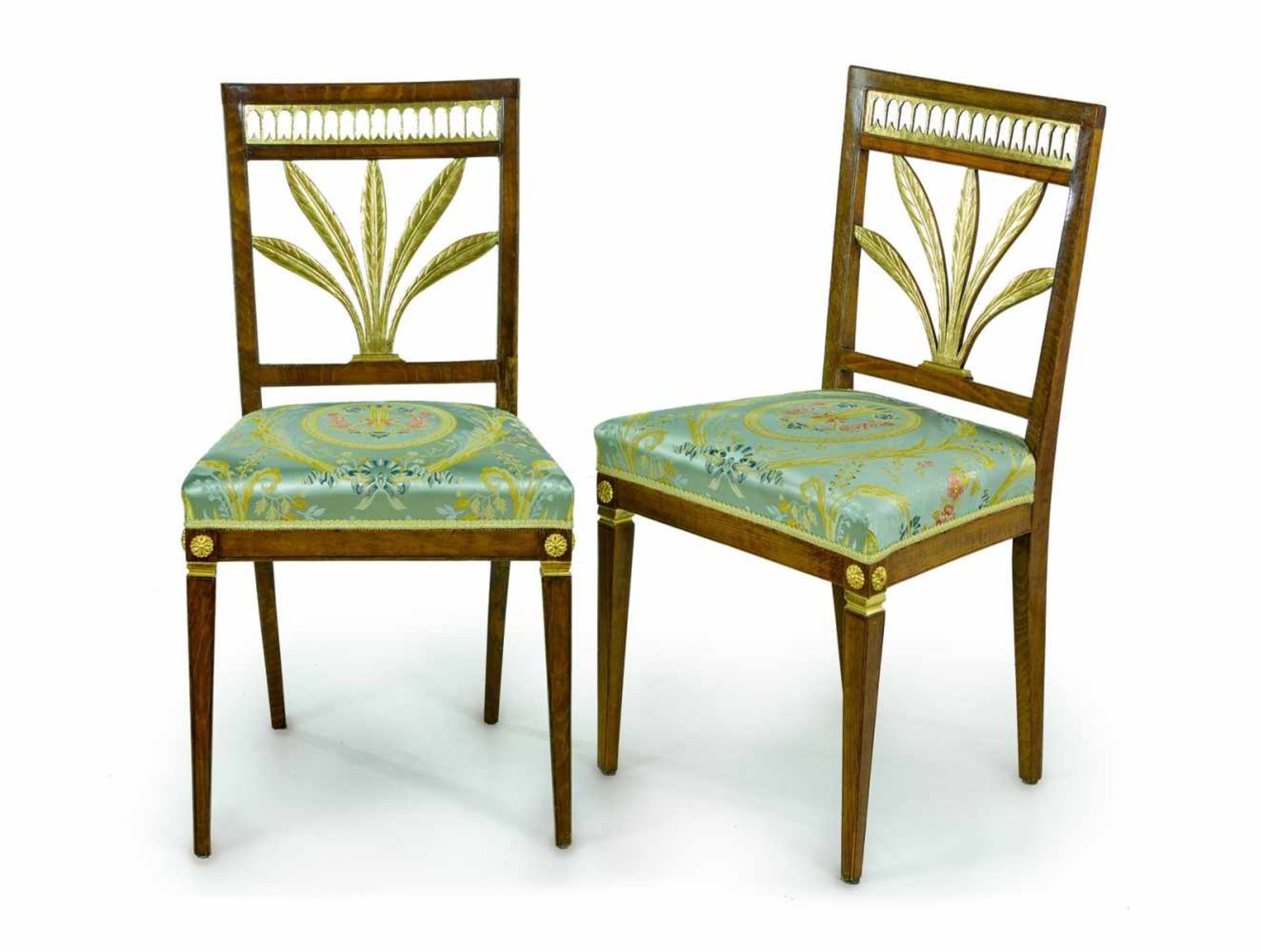 Ein Paar klassizistische StühleBerlin, um 1795Buche, teilvergoldet. Quadratische Rückenlehne mit