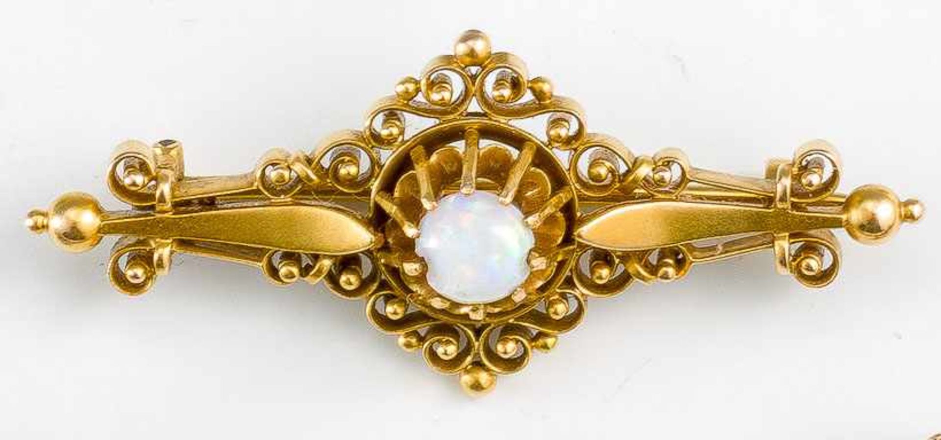 Historismus-Opal-StabbroscheGold. Rankenform. Ausgefasst mit Opalcabochon. Lg. 4,7 cm. 585/f.