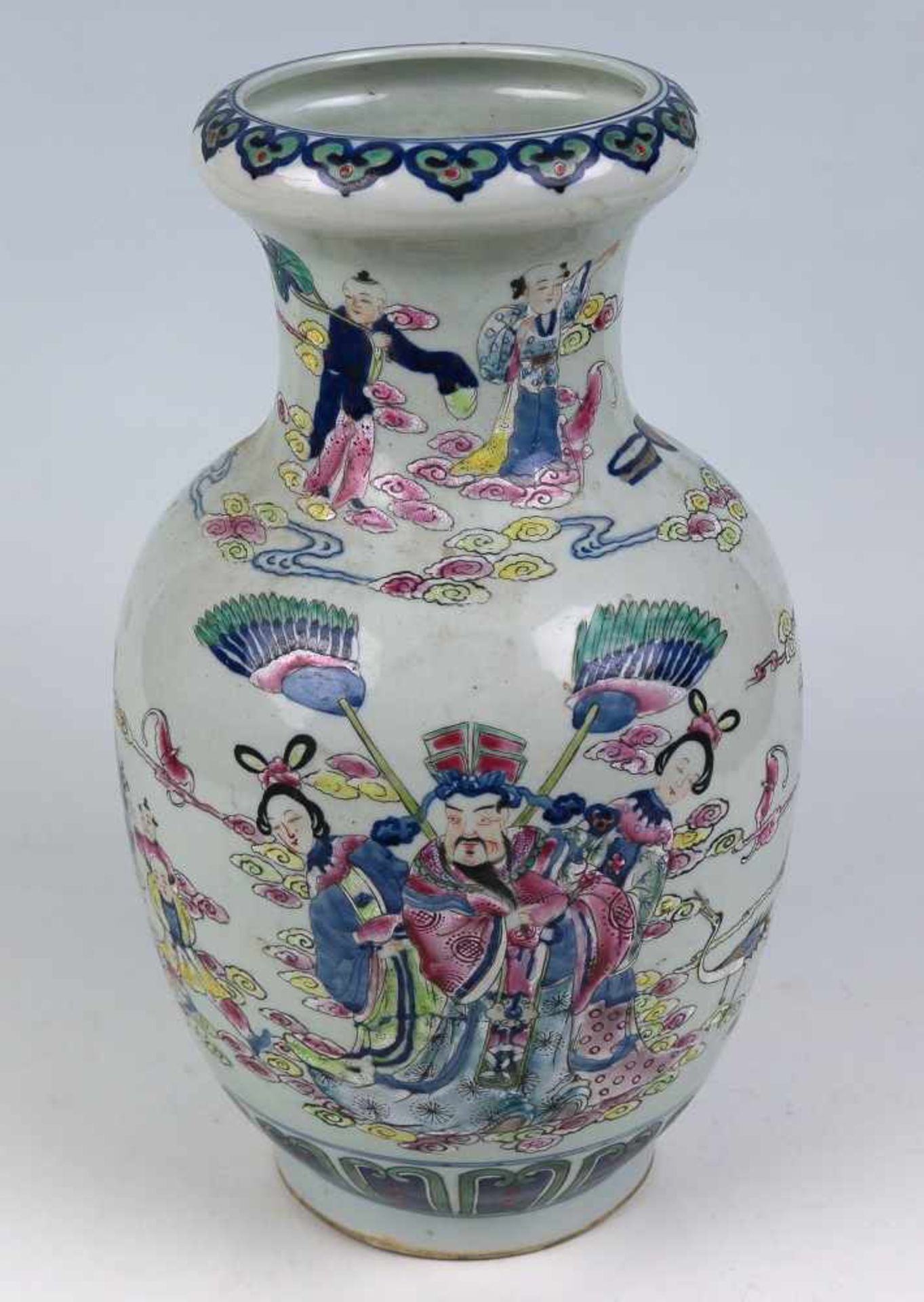 Bauchige Vase m. wulstigem MündungsrandChinaPorzellan. In Emailfarben u. Eisenrot Figuren aus d.