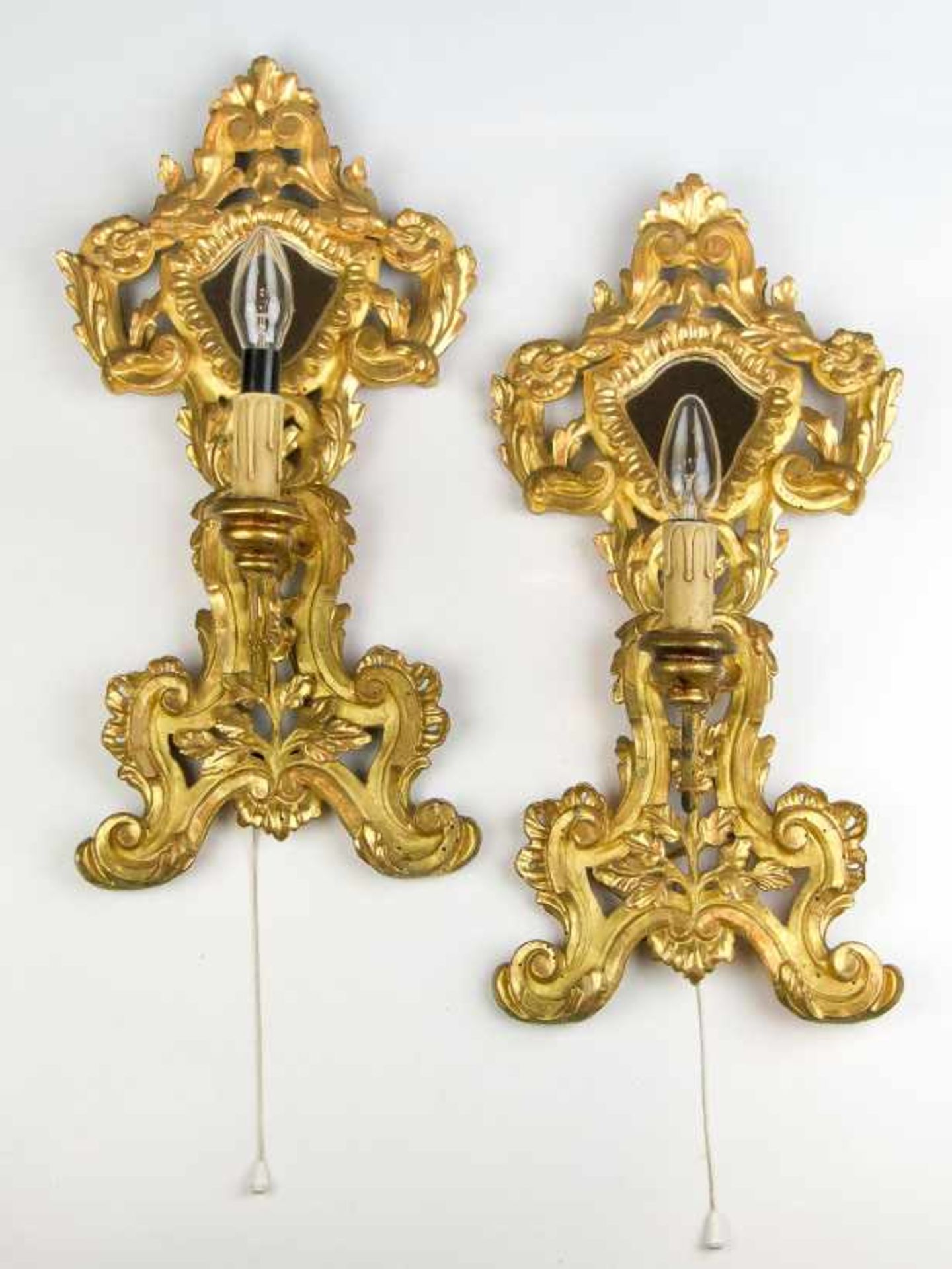 Ein Paar Spiegelappliken in ReliquiarformRokokostil. Holz, geschnitzt, vergoldet. Einflammig.