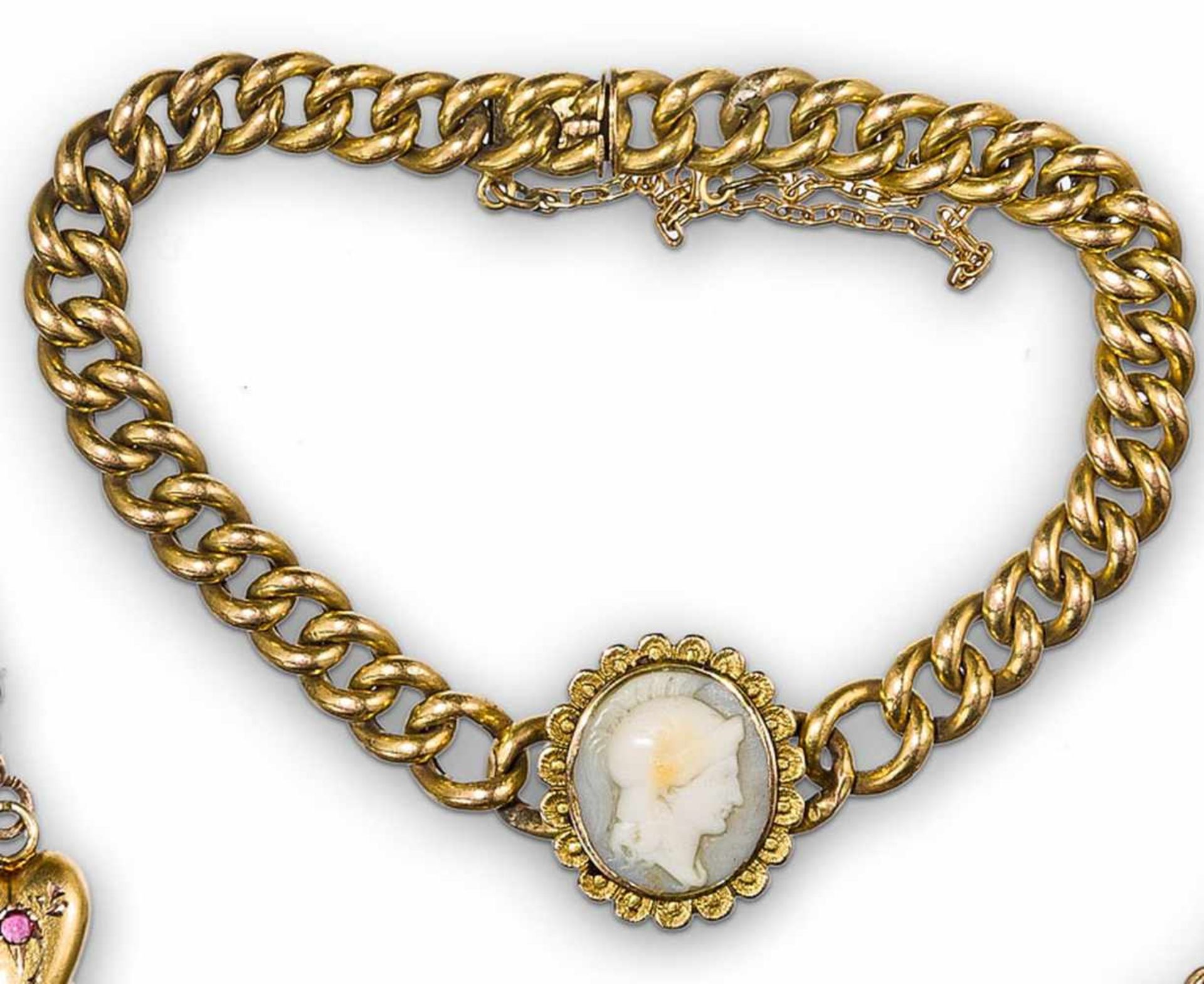 GoldgliederarmbandUm 1860Mit ovaler Sardonxy-Kamee. Krieger im Profil mit Helm. D. 1,7×1,4 cm. Lg.