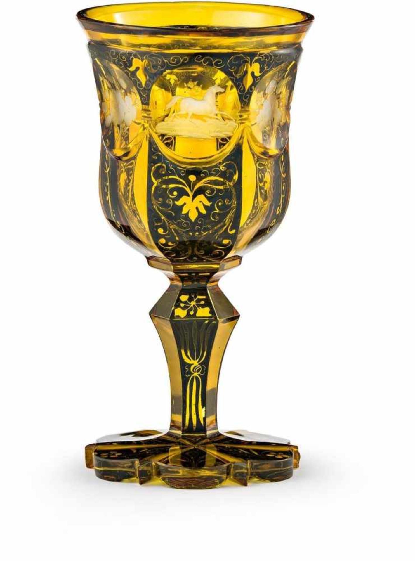 Pokal mit drei PferdenNordböhmen, um 1845Farbloses Glas, geschliffen, silbergelb gebeizt,